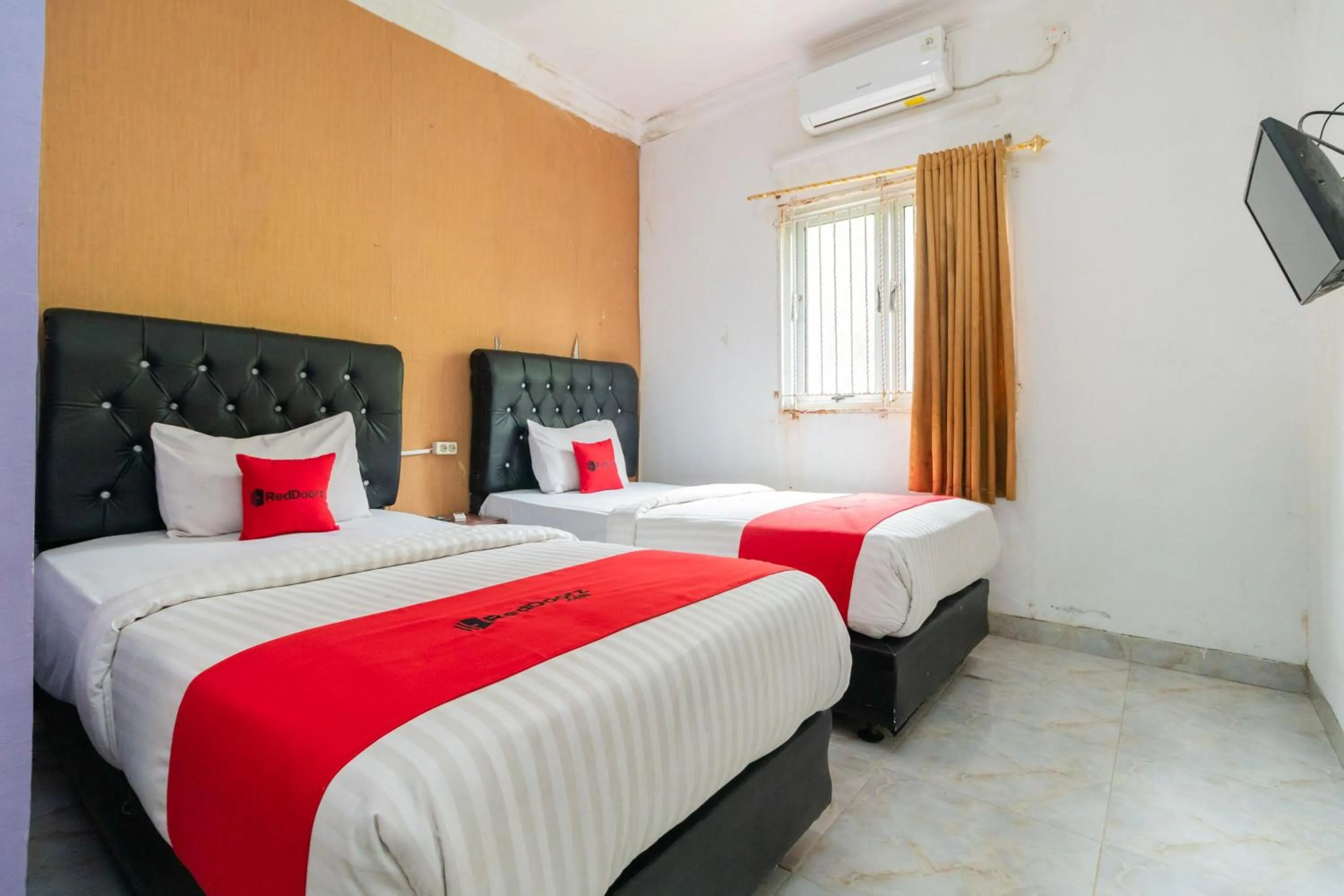 Bedroom, Bed in RedDoorz Syariah near Transmart Padang
