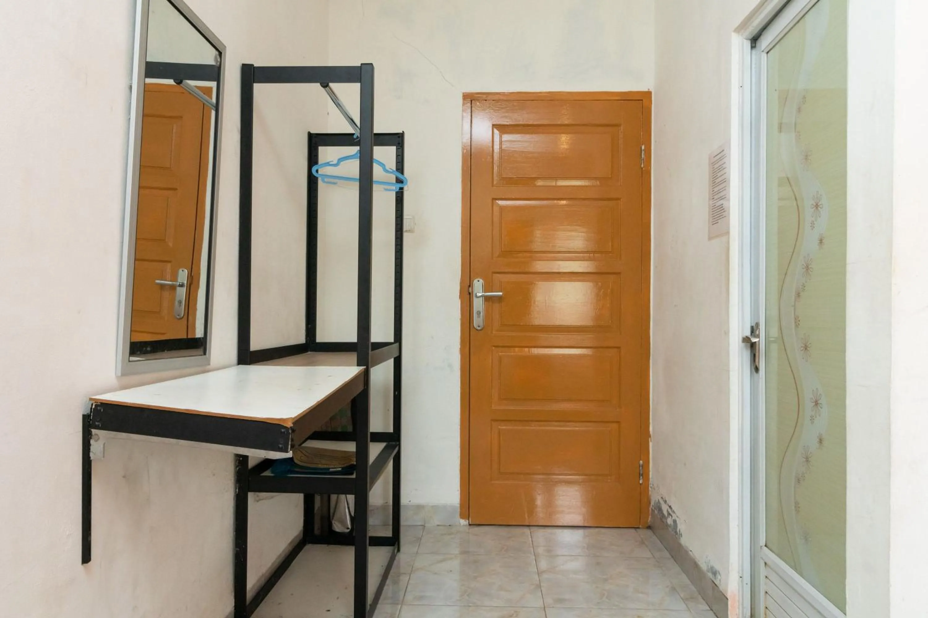 wardrobe in RedDoorz Syariah near Transmart Padang