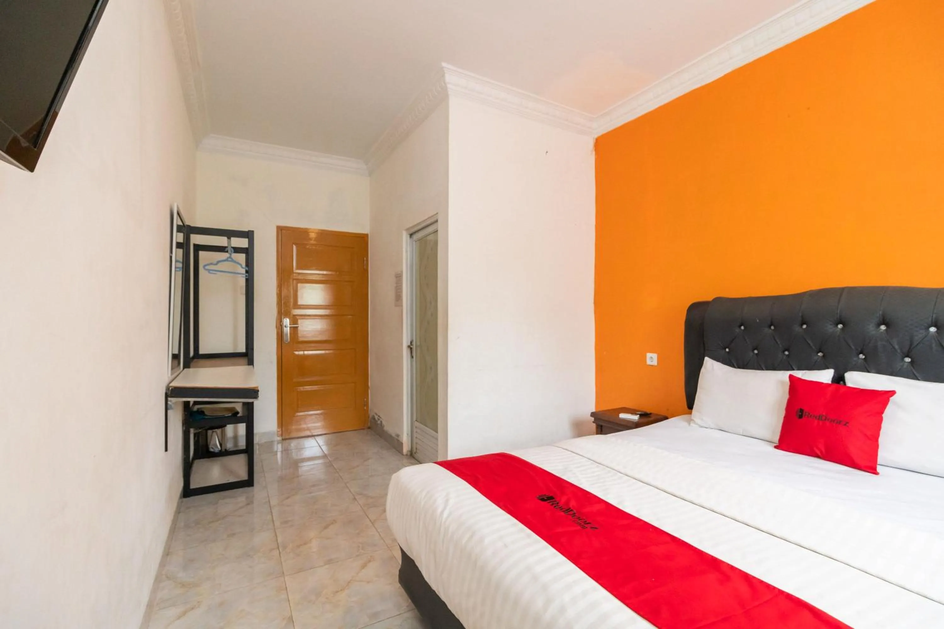 Bedroom, Bed in RedDoorz Syariah near Transmart Padang