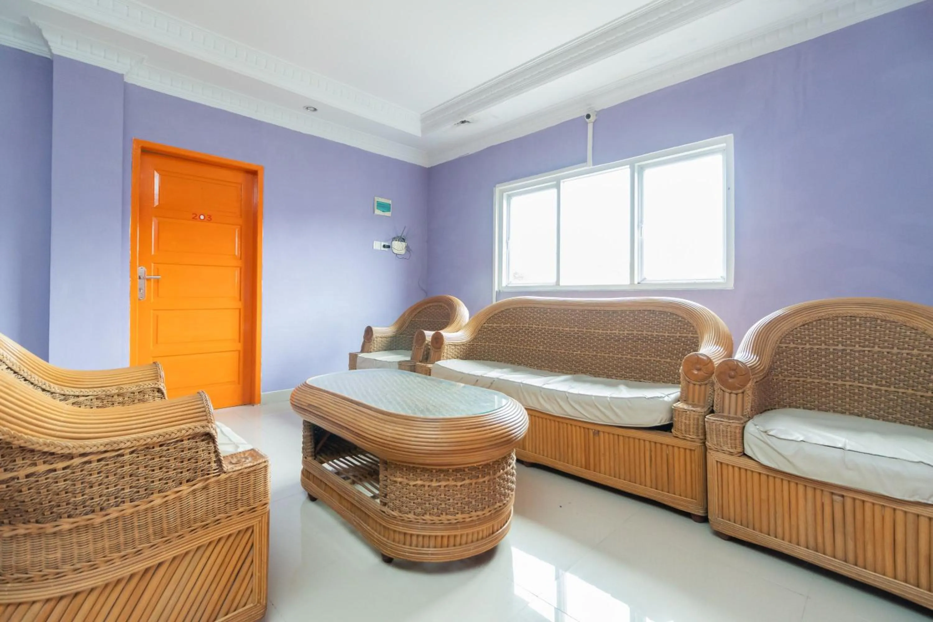 Living room in RedDoorz Syariah near Transmart Padang