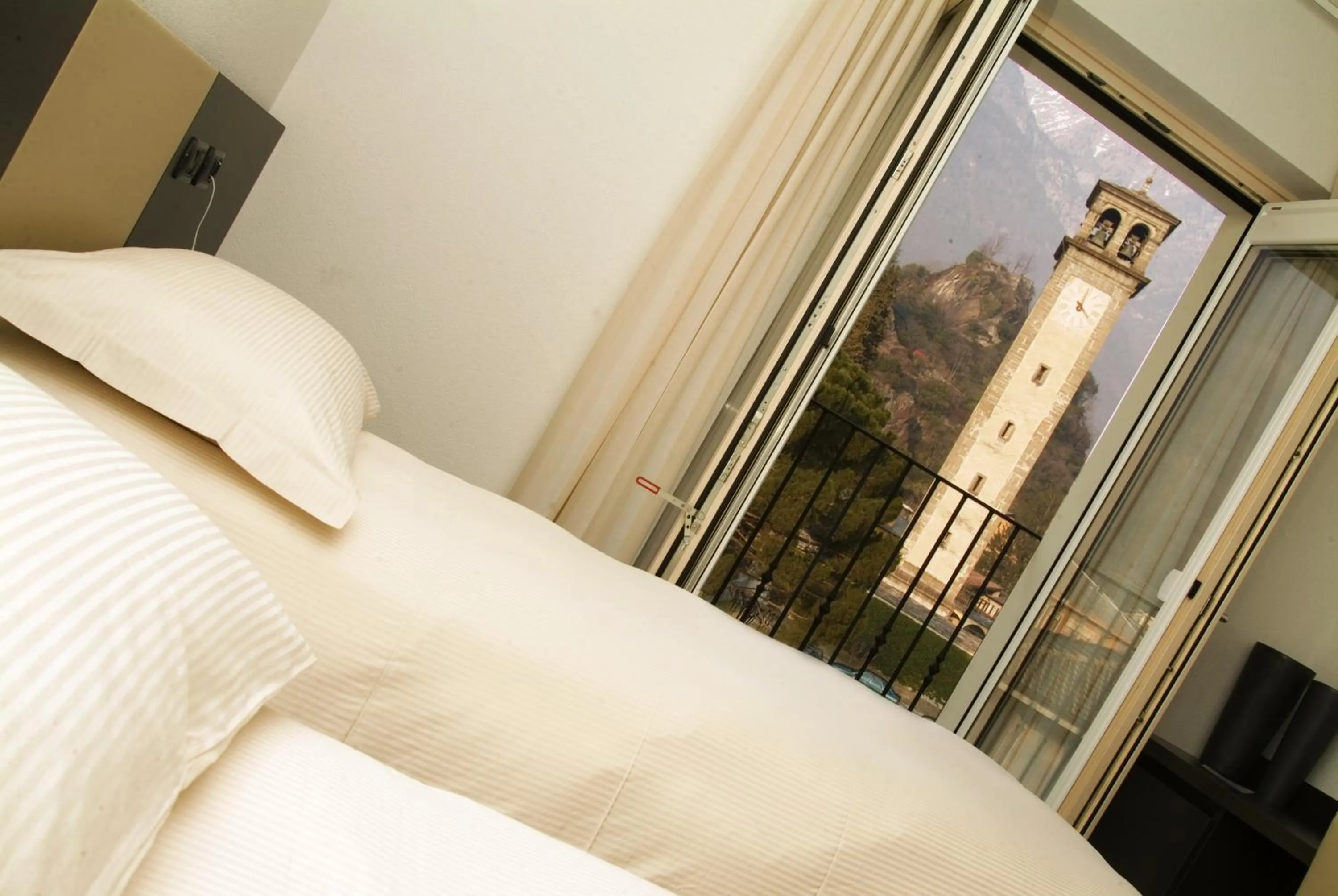 Garden view, Bed in Hotel San Lorenzo Chiavenna