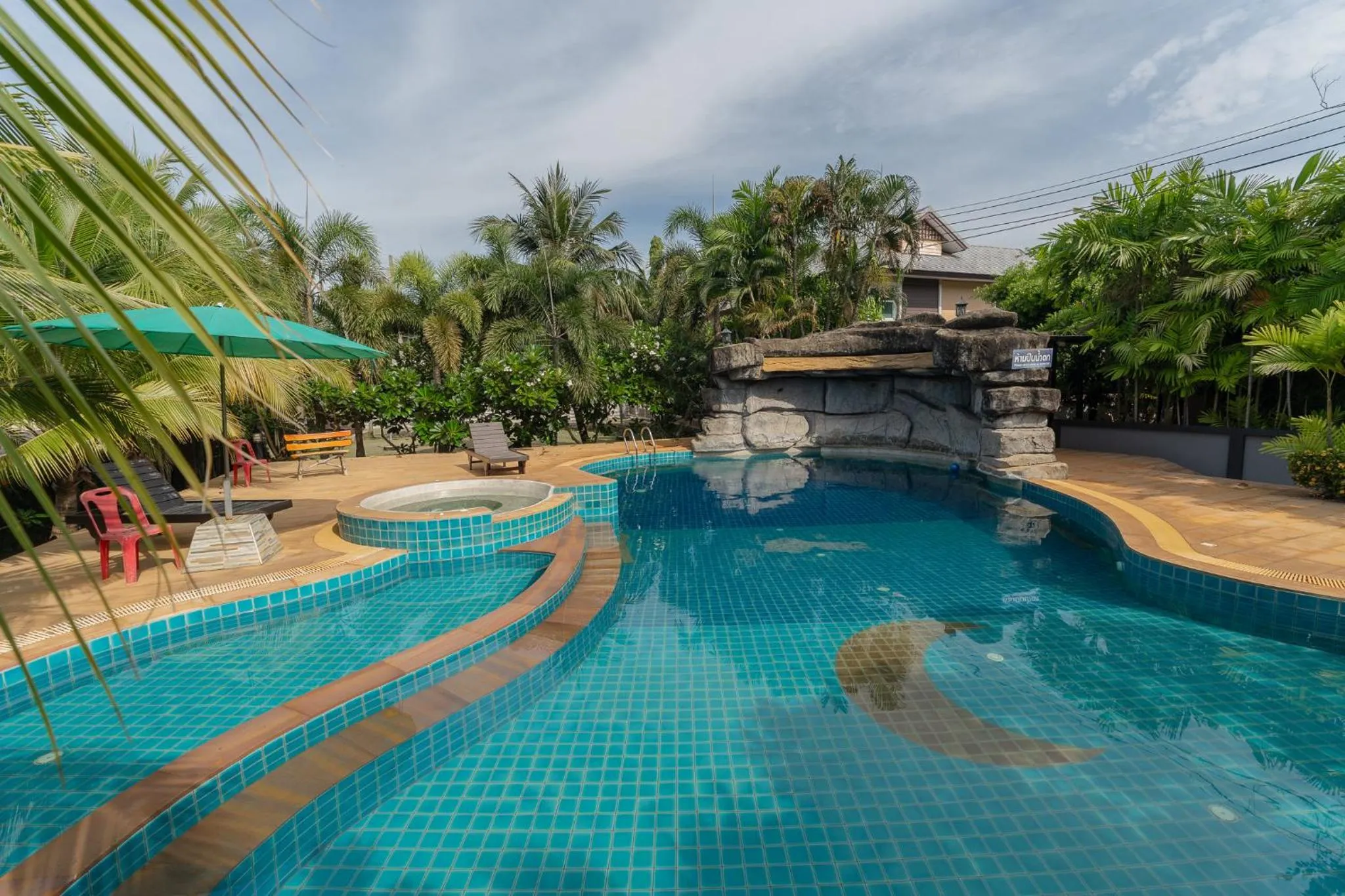 Swimming pool in Baan Faa Talaychan Resort