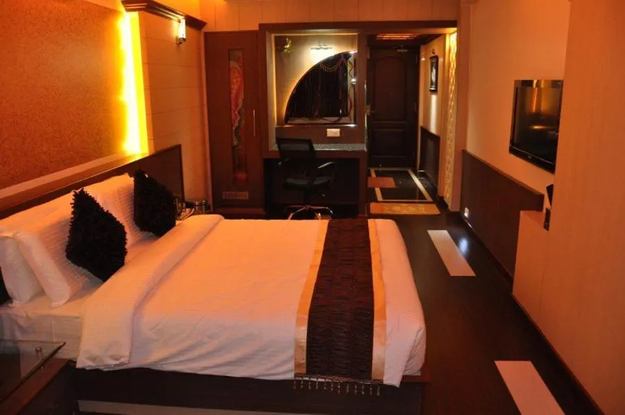 Communal lounge/ TV room, Bed in Astoria Residency