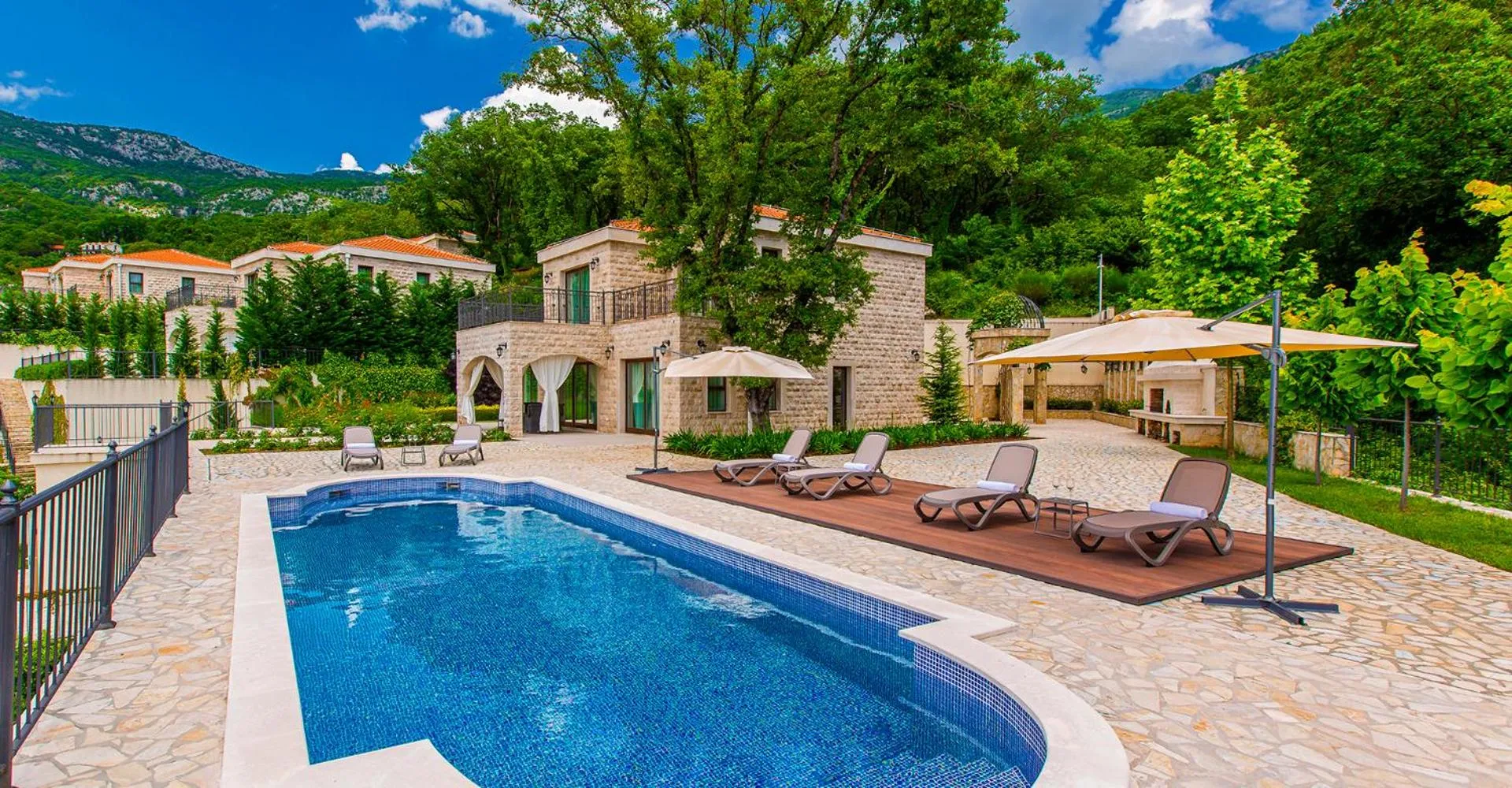 Property building in Oak Leaf Residences