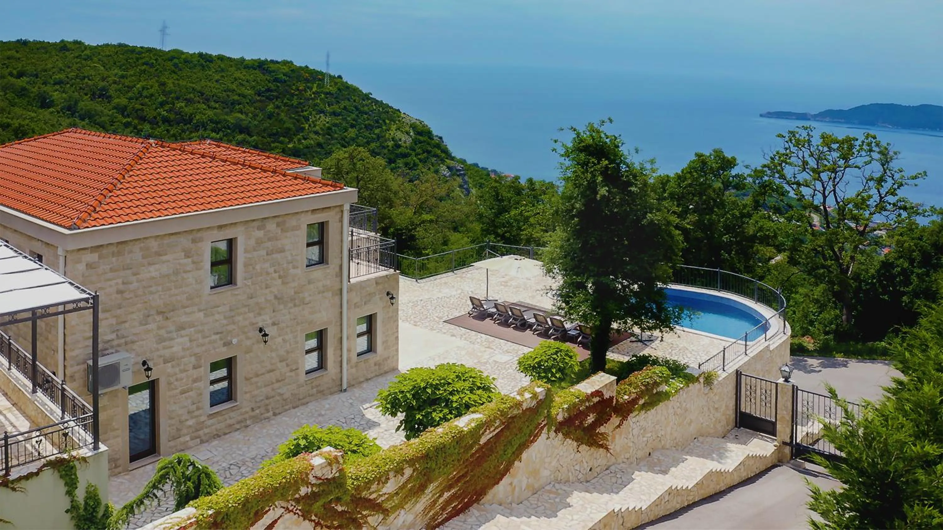 Day in Oak Leaf Residences