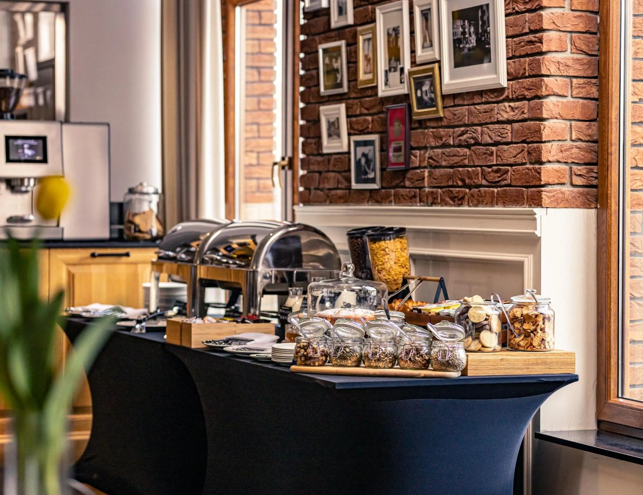 Restaurant/places to eat in Mercure Wiazowna Brant