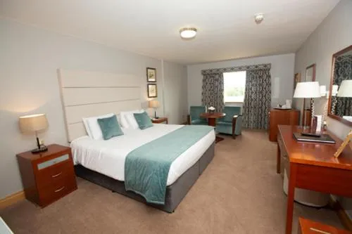 Twin Room in Four Seasons Hotel & Leisure Club