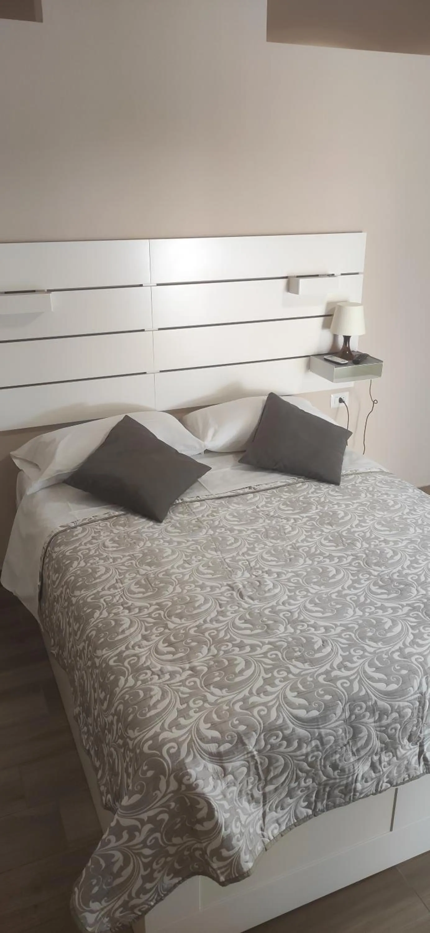 Bedroom, Bed in Central Station Garibaldi