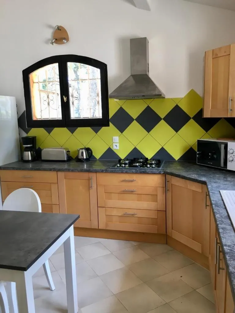 Kitchen or kitchenette in Sous Les Pins gîtes et chambres d'hôtes