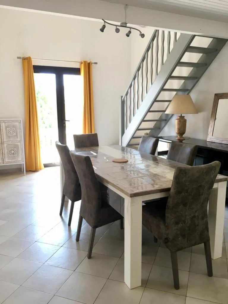 Dining area in Sous Les Pins gîtes et chambres d'hôtes
