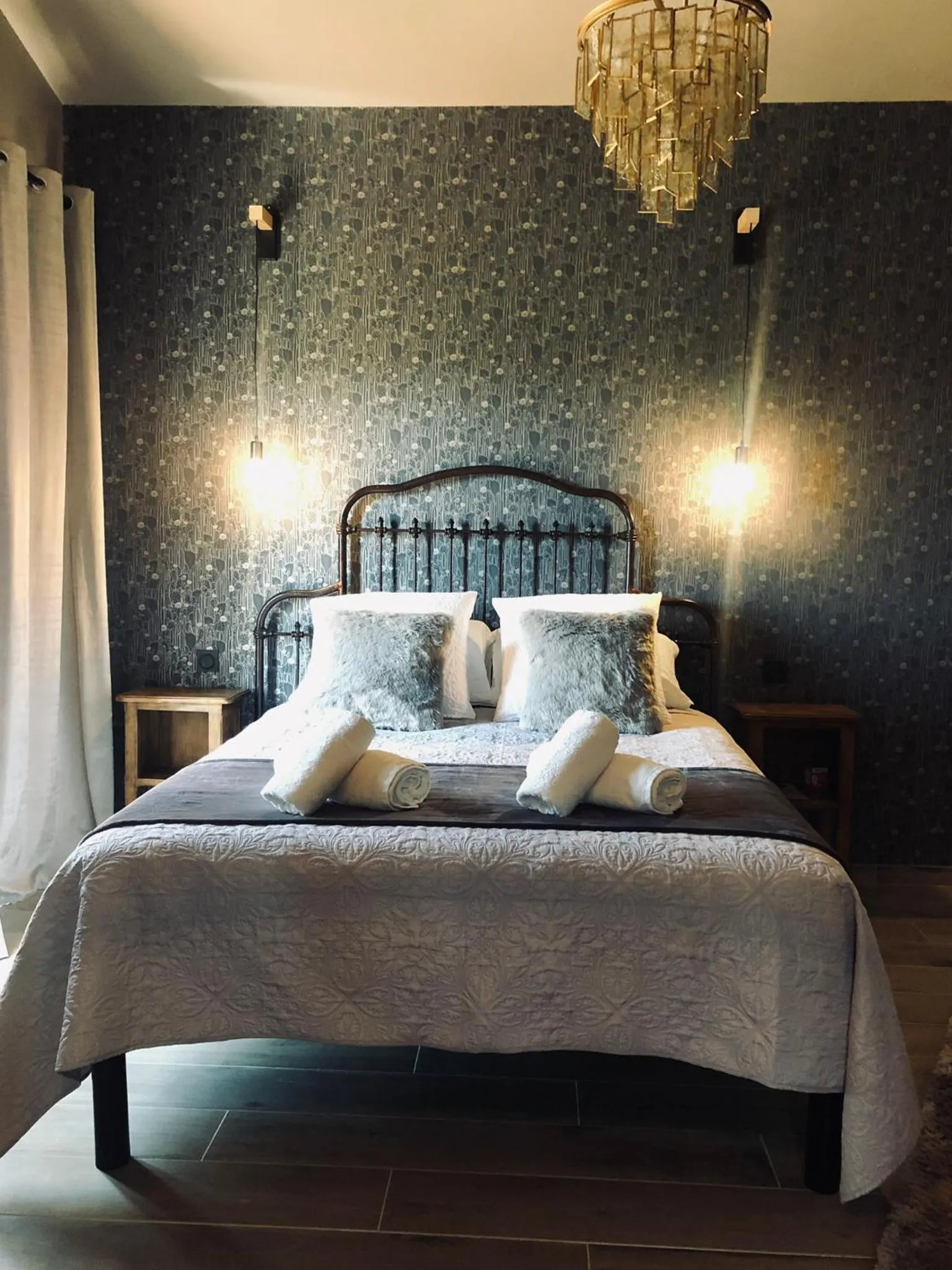 Bed in Sous Les Pins gîtes et chambres d'hôtes