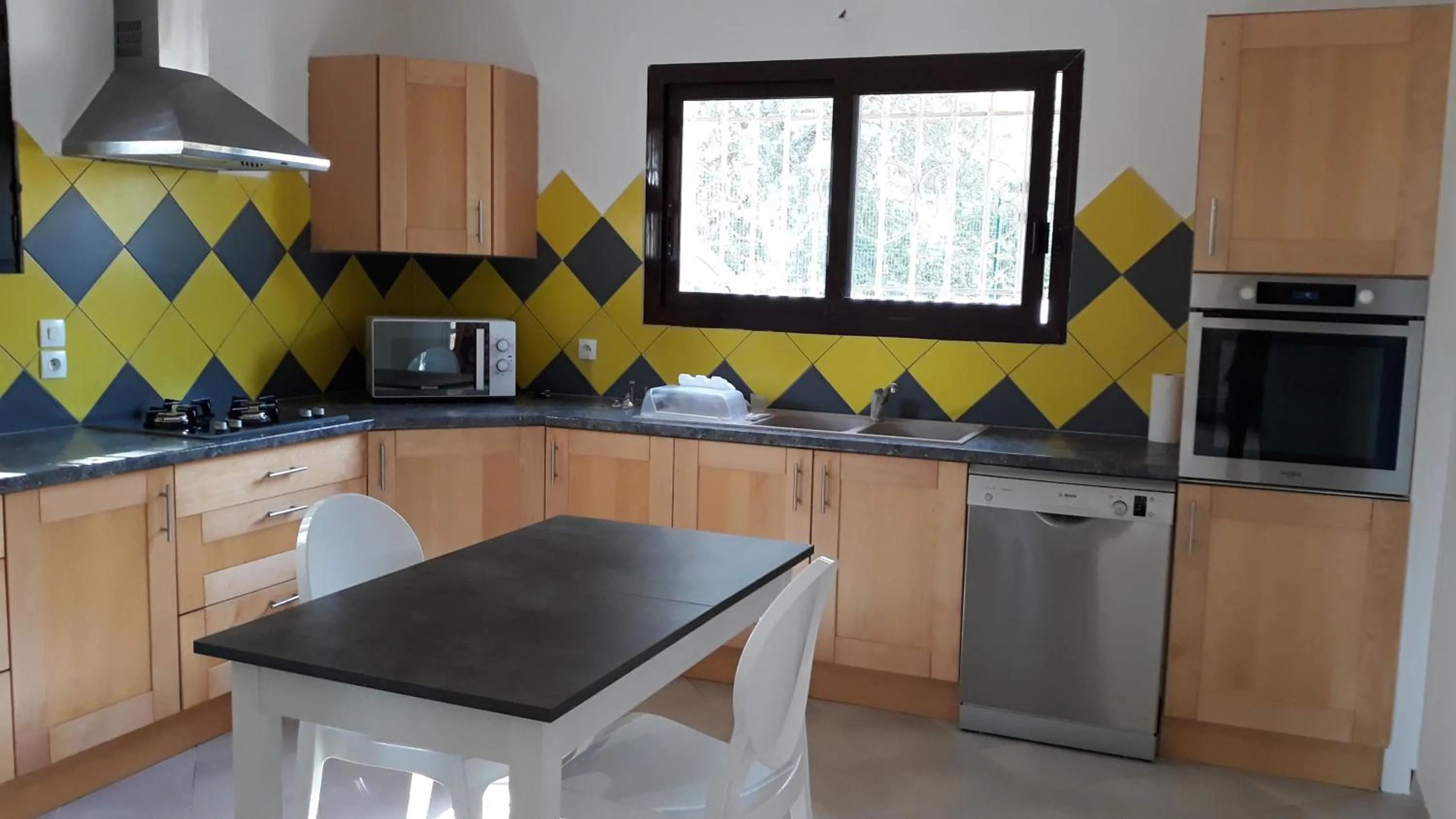 Kitchen or kitchenette in Sous Les Pins gîtes et chambres d'hôtes