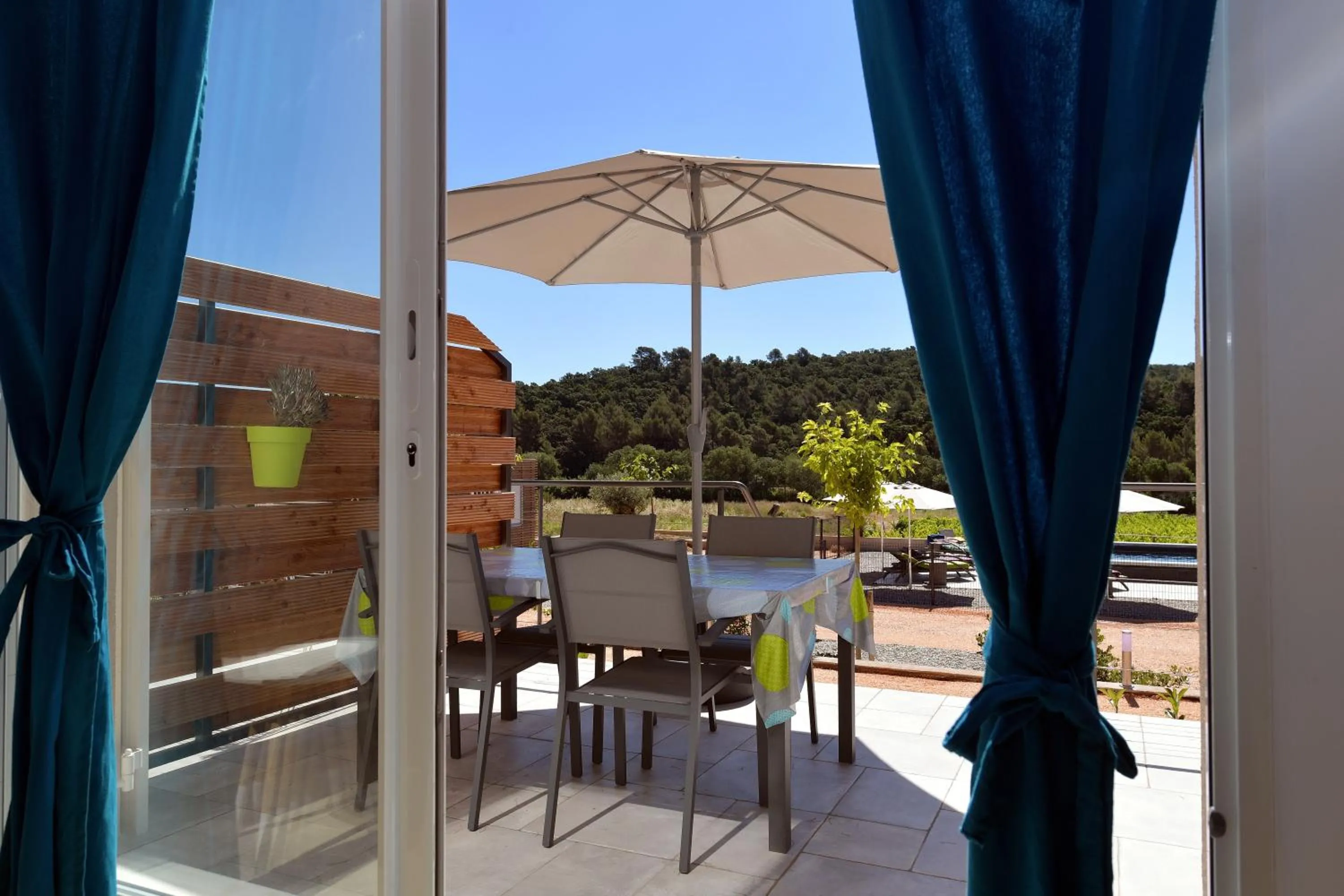 Patio in Sous Les Pins gîtes et chambres d'hôtes