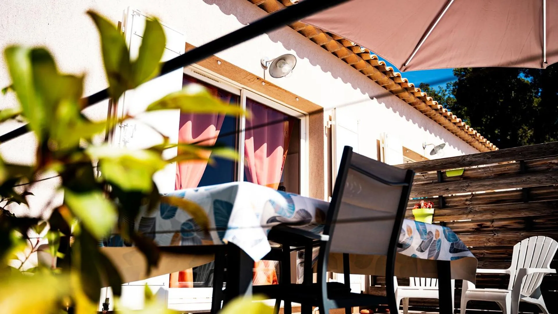 Patio in Sous Les Pins gîtes et chambres d'hôtes