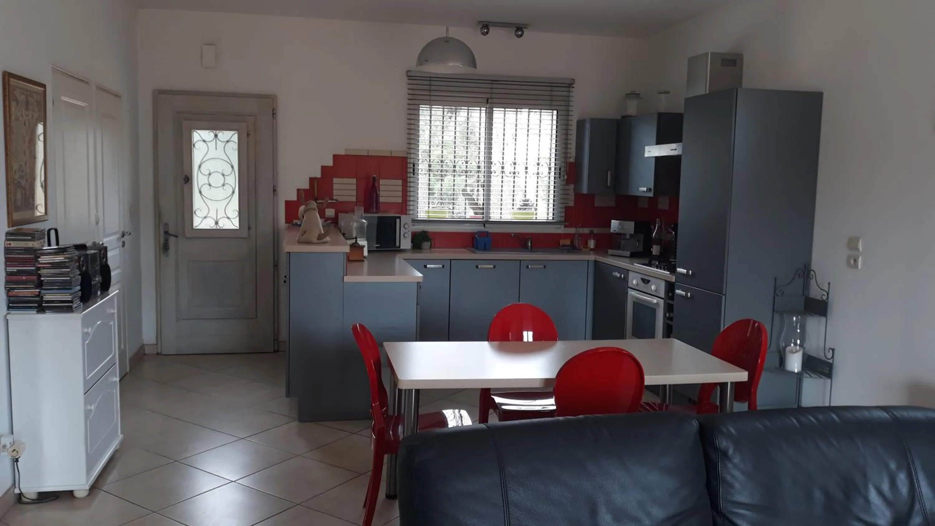 Kitchen or kitchenette in Sous Les Pins gîtes et chambres d'hôtes