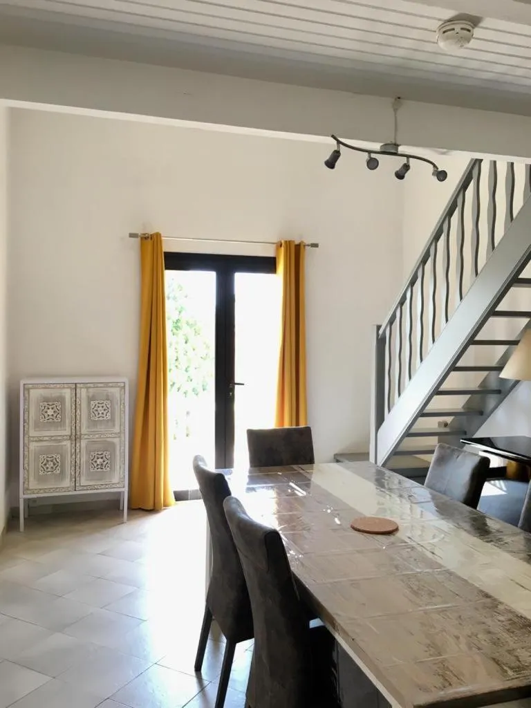 Dining area in Sous Les Pins gîtes et chambres d'hôtes