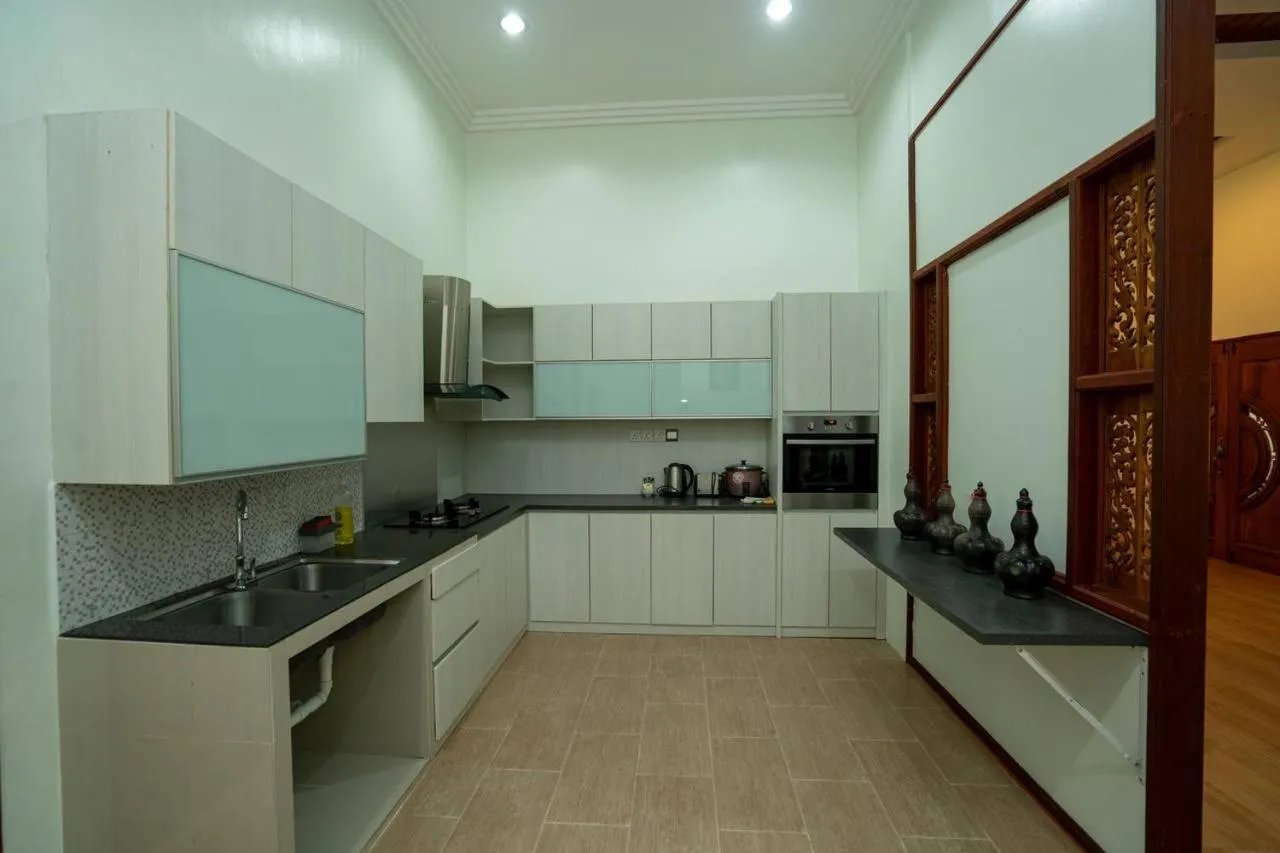 Kitchen or kitchenette in Padimas Villa @Datai Valley