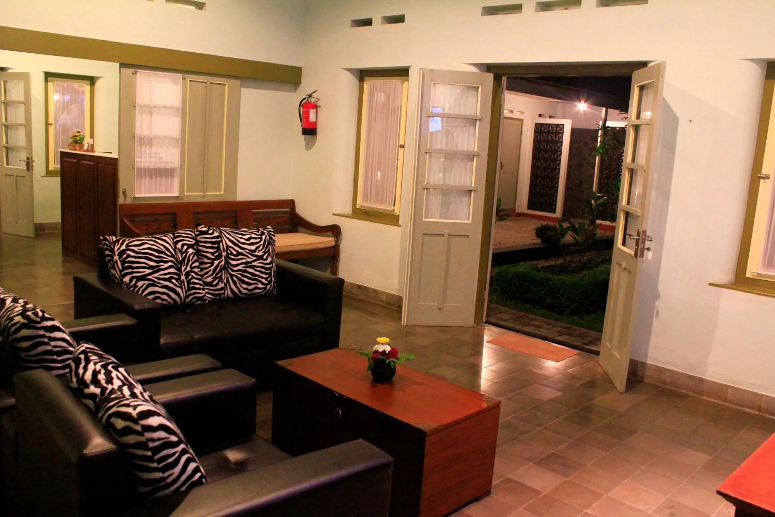 Communal lounge/ TV room in The Kresna Hotel