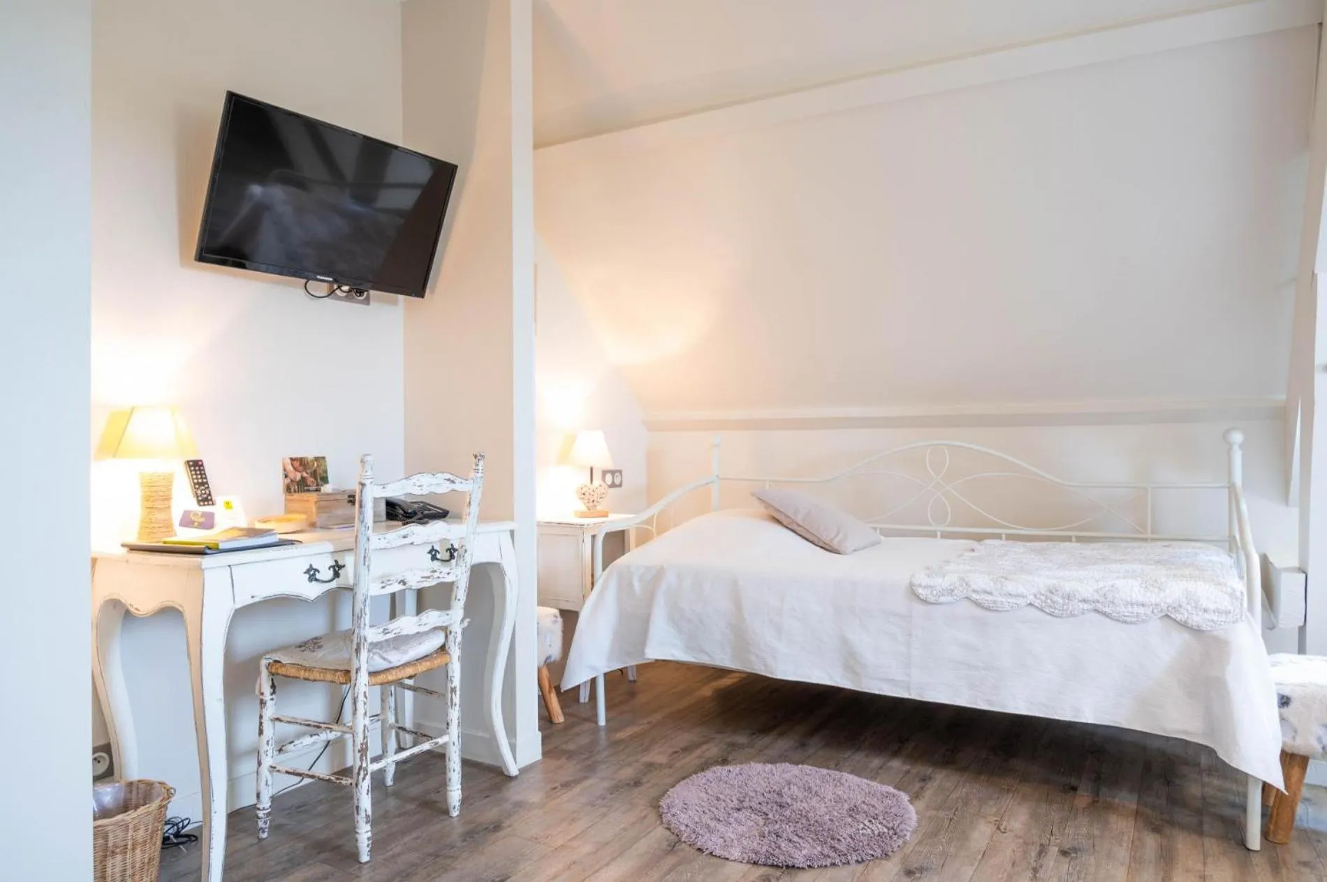 Bed in Logis hotel-restaurant les collines 59 route des crêtes