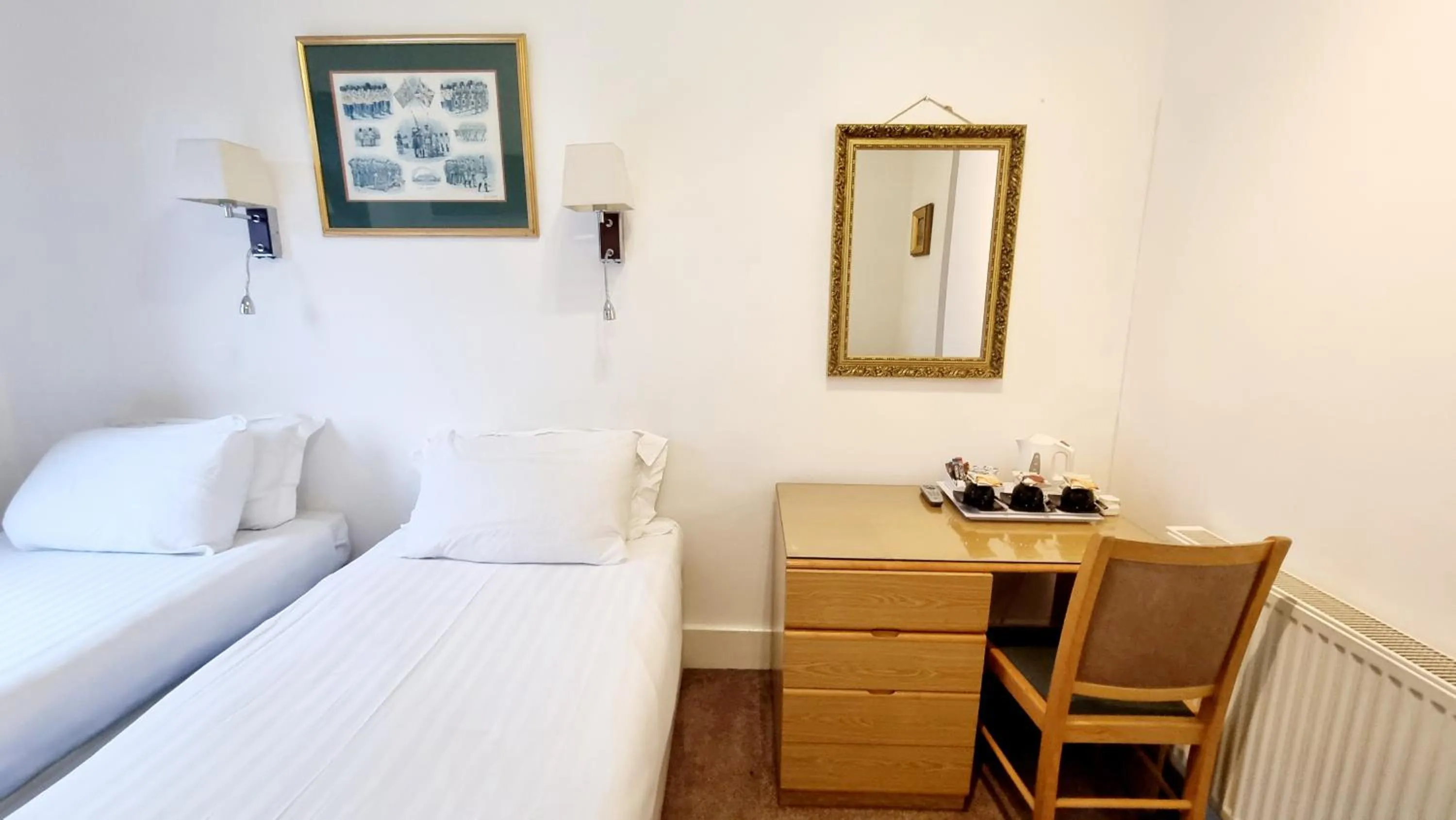 Coffee/tea facilities, Bed in The Guards Hotel