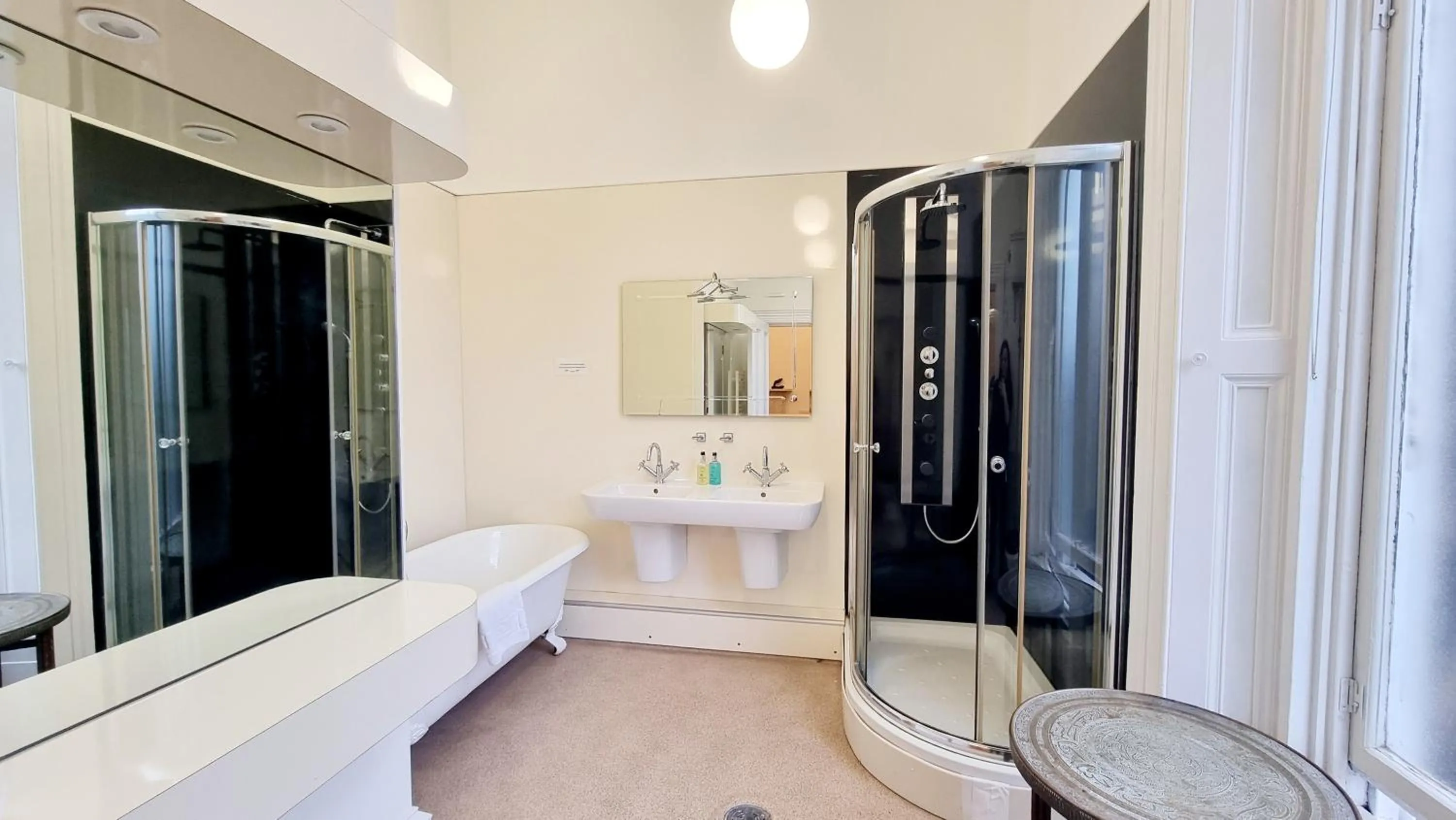 Bathroom in The Guards Hotel