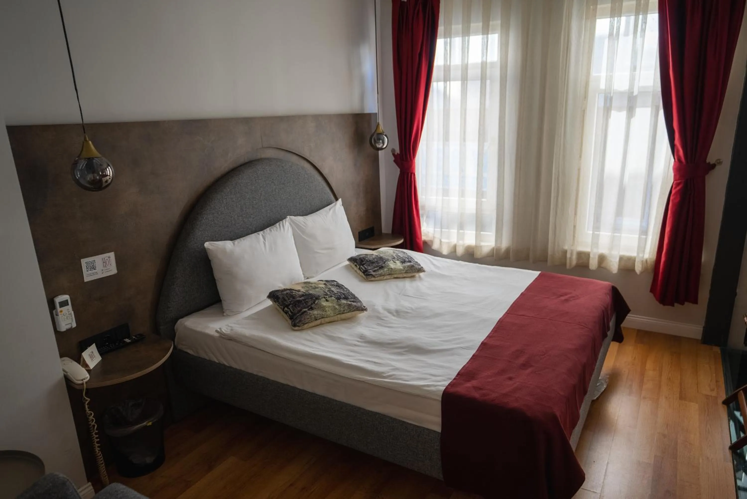 Bedroom, Bed in Corner Hot