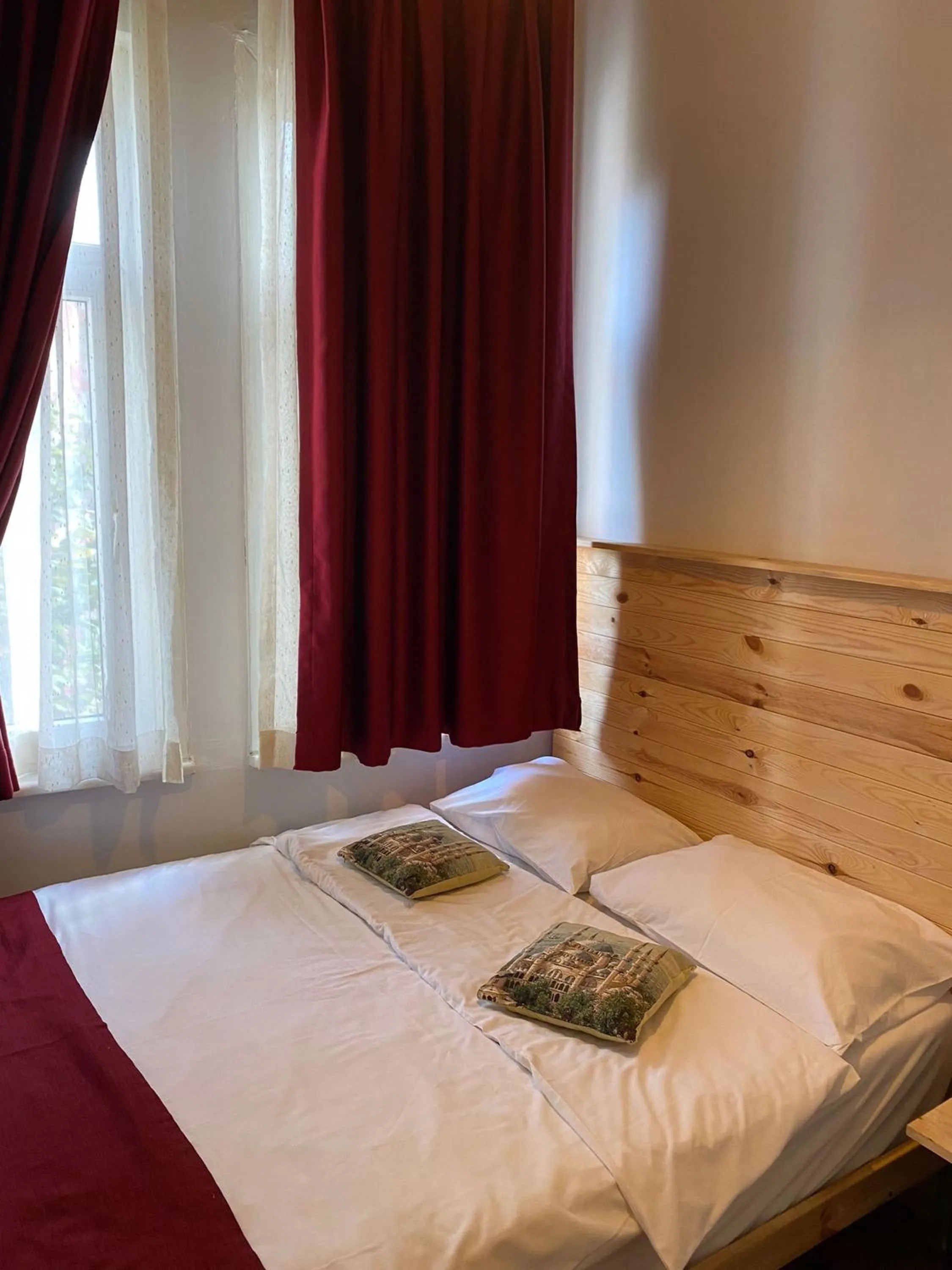 Photo of the whole room, Bed in Corner Hot