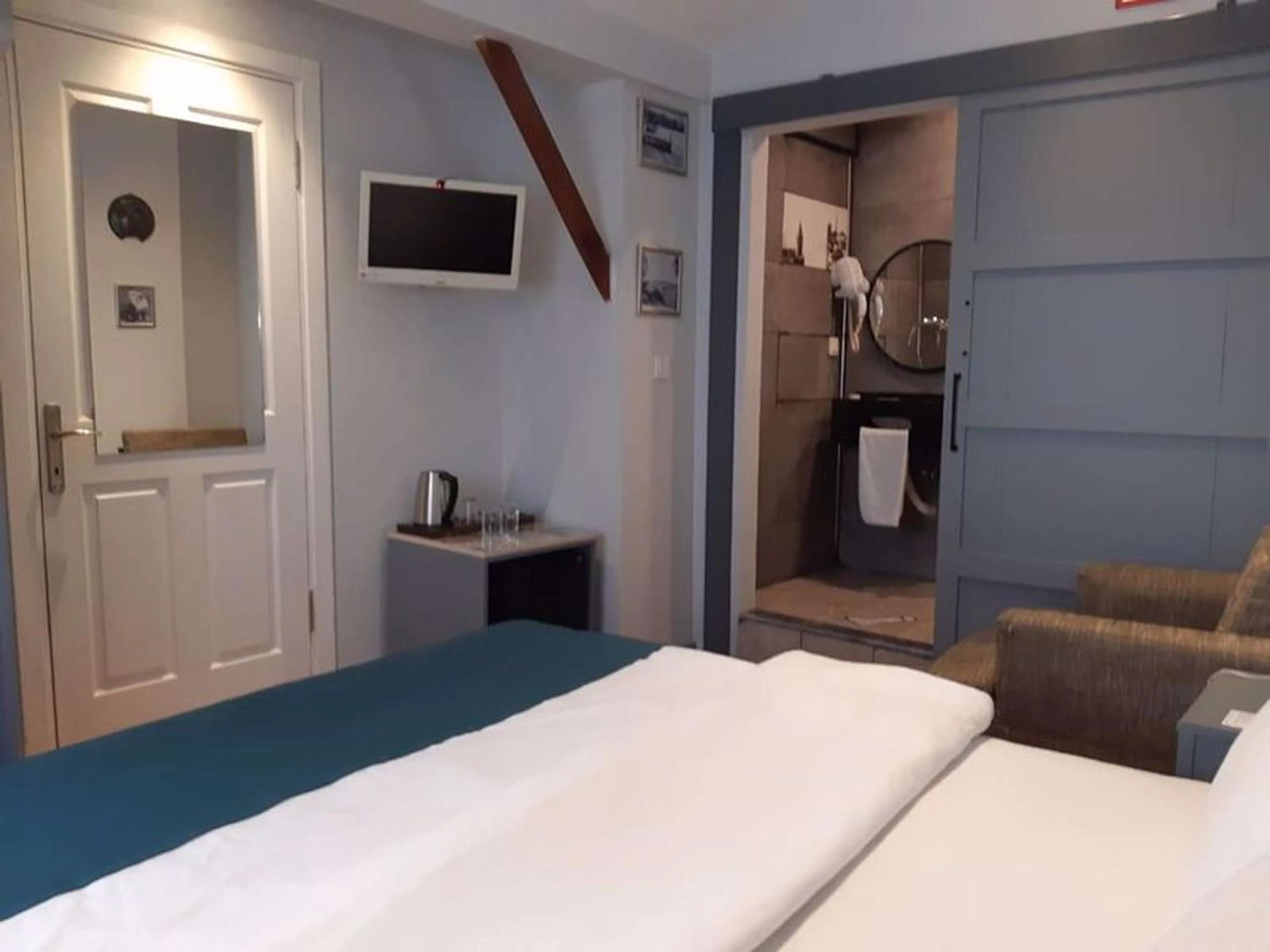 Massage, Bed in Corner Hot