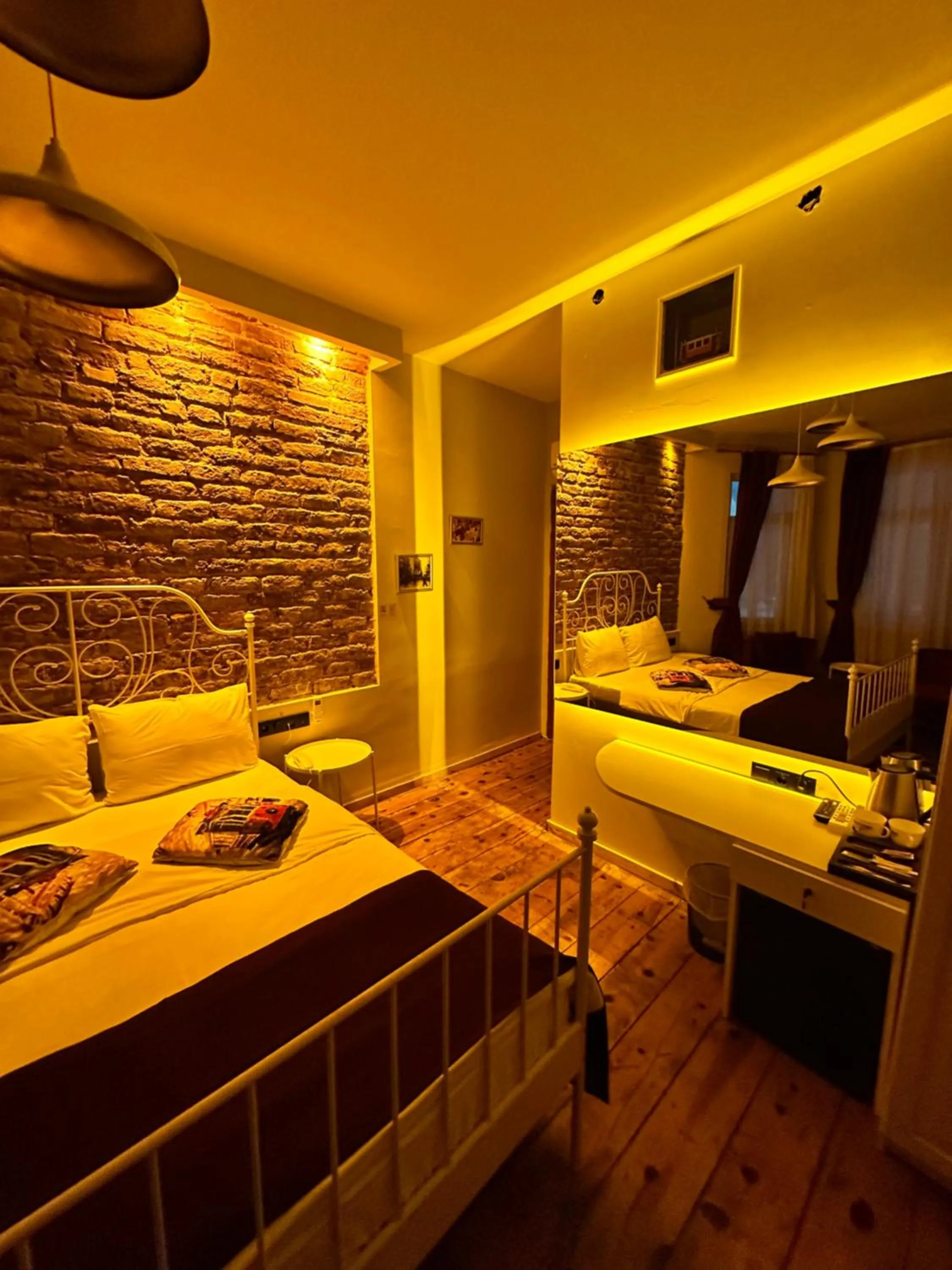 Photo of the whole room, Bed in Corner Hot