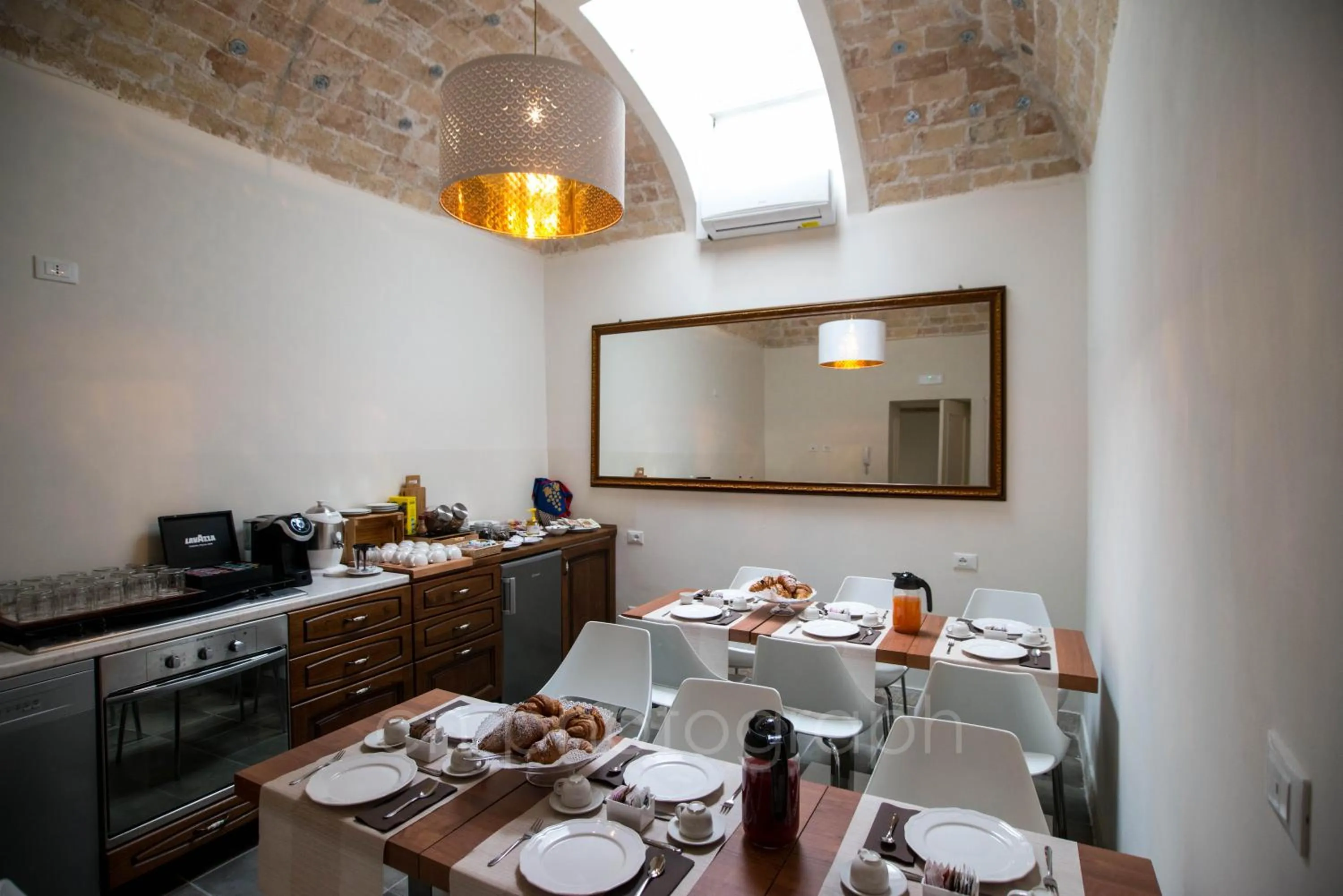 Food and drinks in La Dimora del Falconiere - Luxury Suites