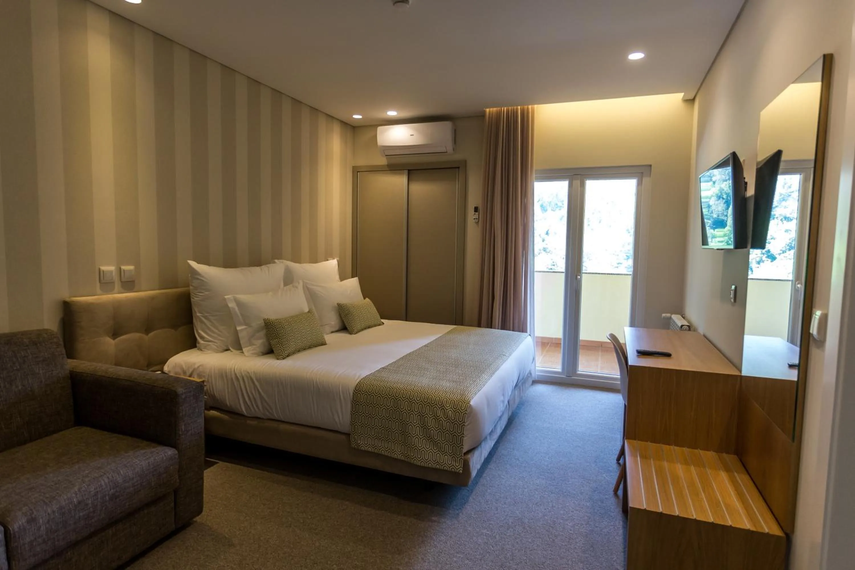 Balcony/Terrace, Bed in Adelaide Hotel