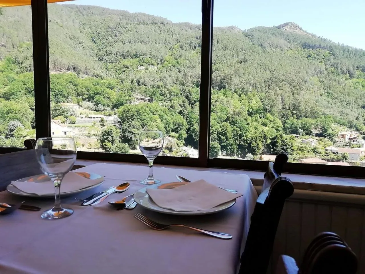 Restaurant/places to eat in Adelaide Hotel