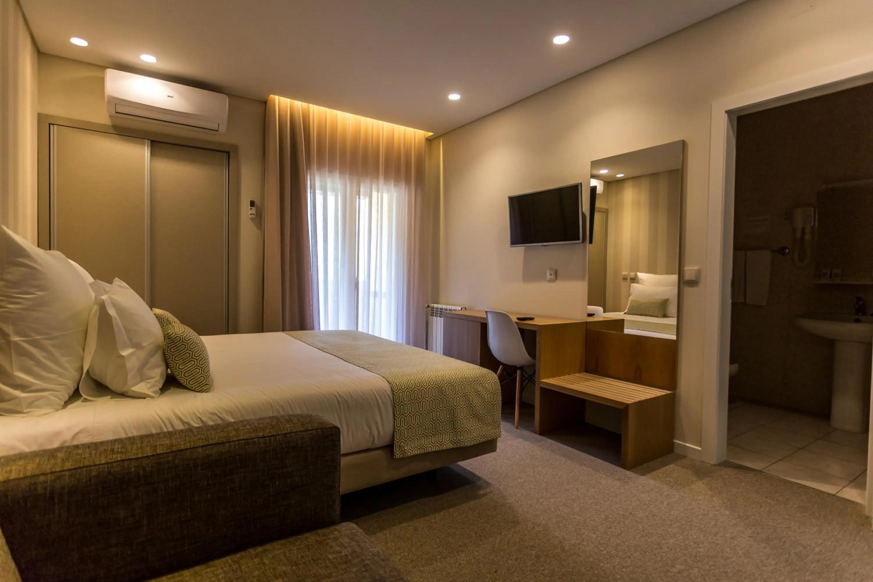 Balcony/Terrace, Bed in Adelaide Hotel