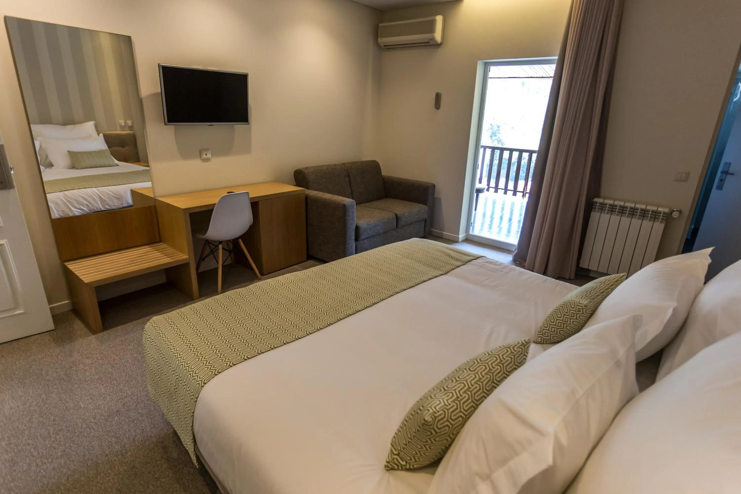 Balcony/Terrace, Bed in Adelaide Hotel