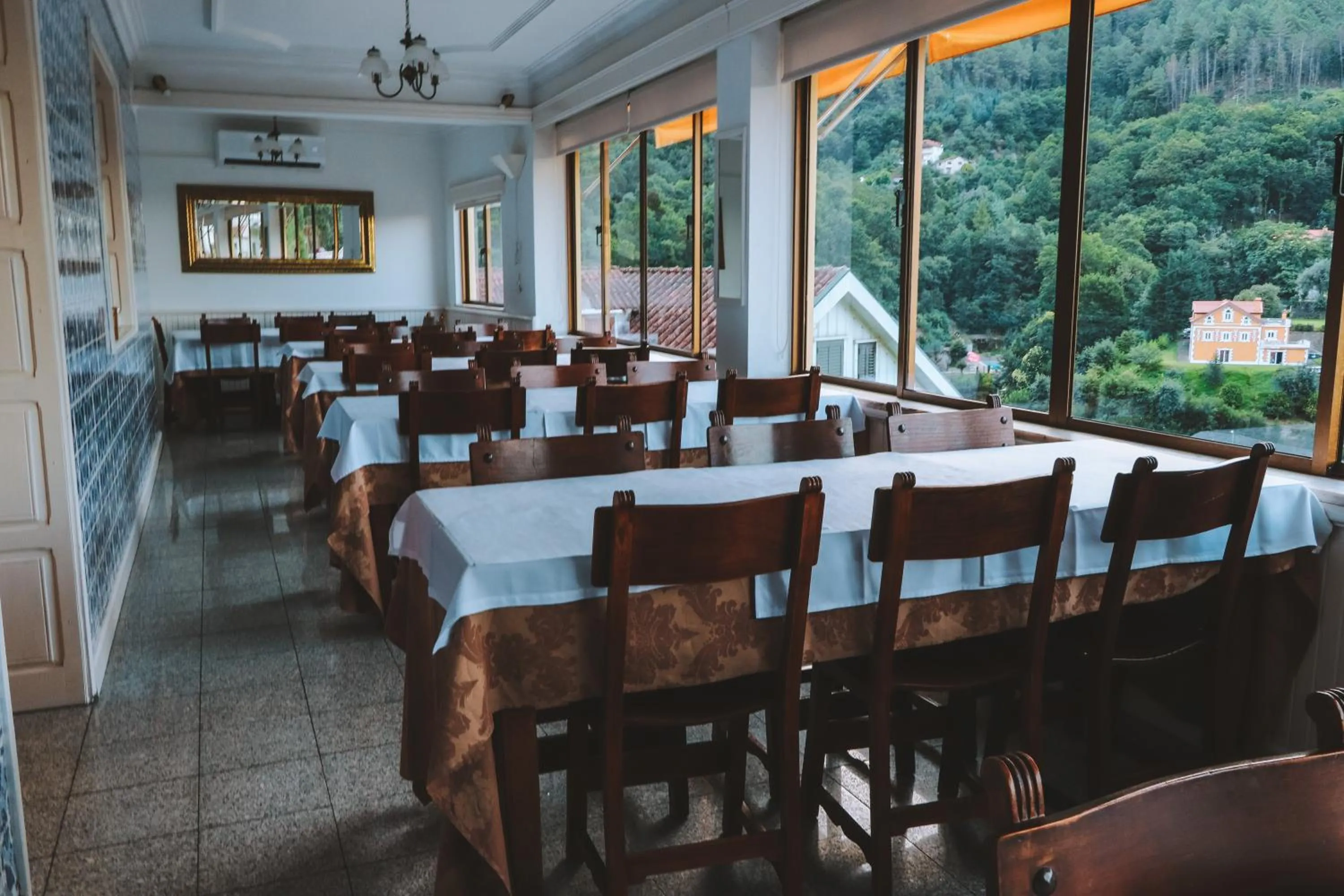 Restaurant/places to eat in Adelaide Hotel