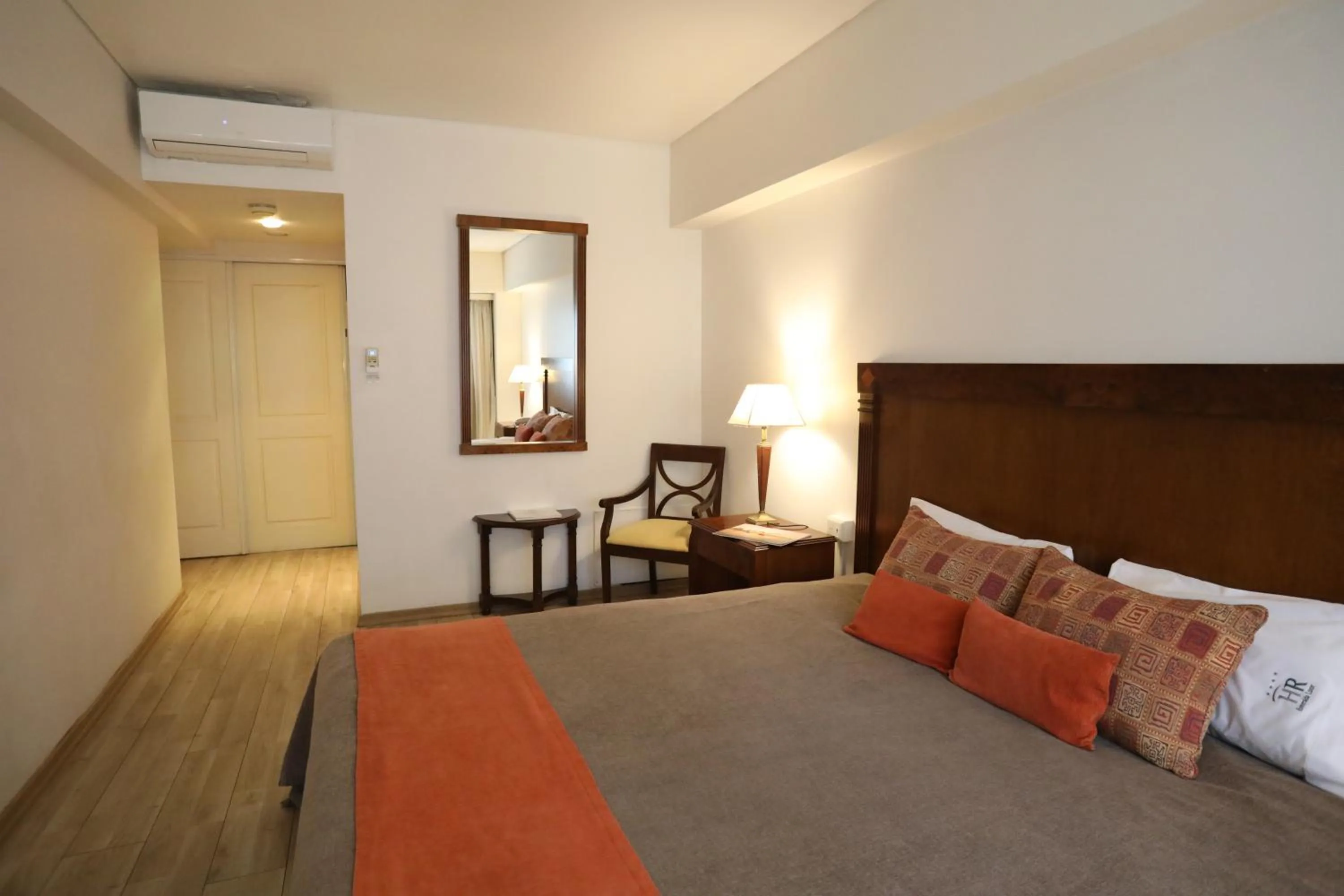 Photo of the whole room, Bed in HR Esmeralda Luxor