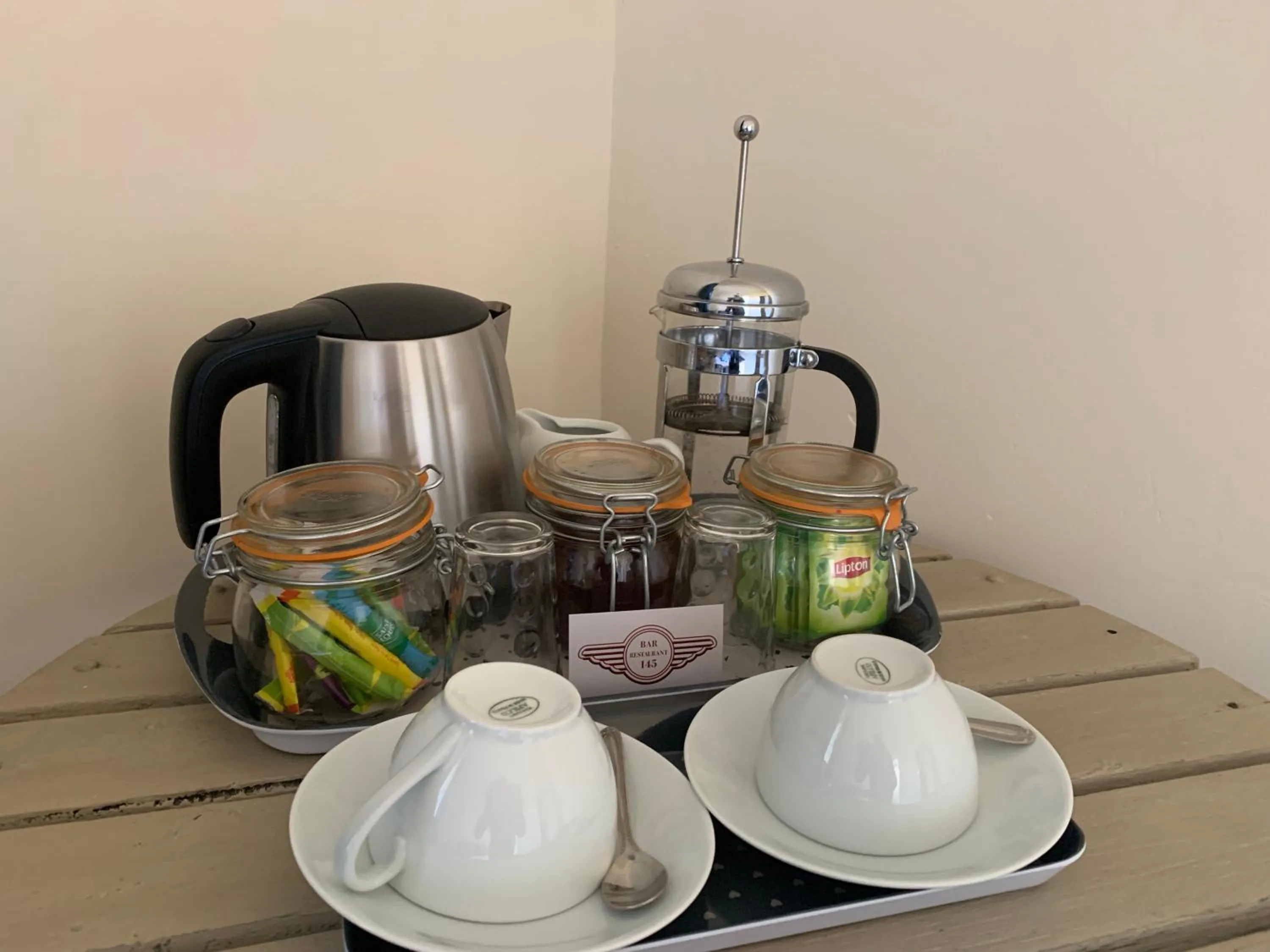 Coffee/tea facilities in Bar 145