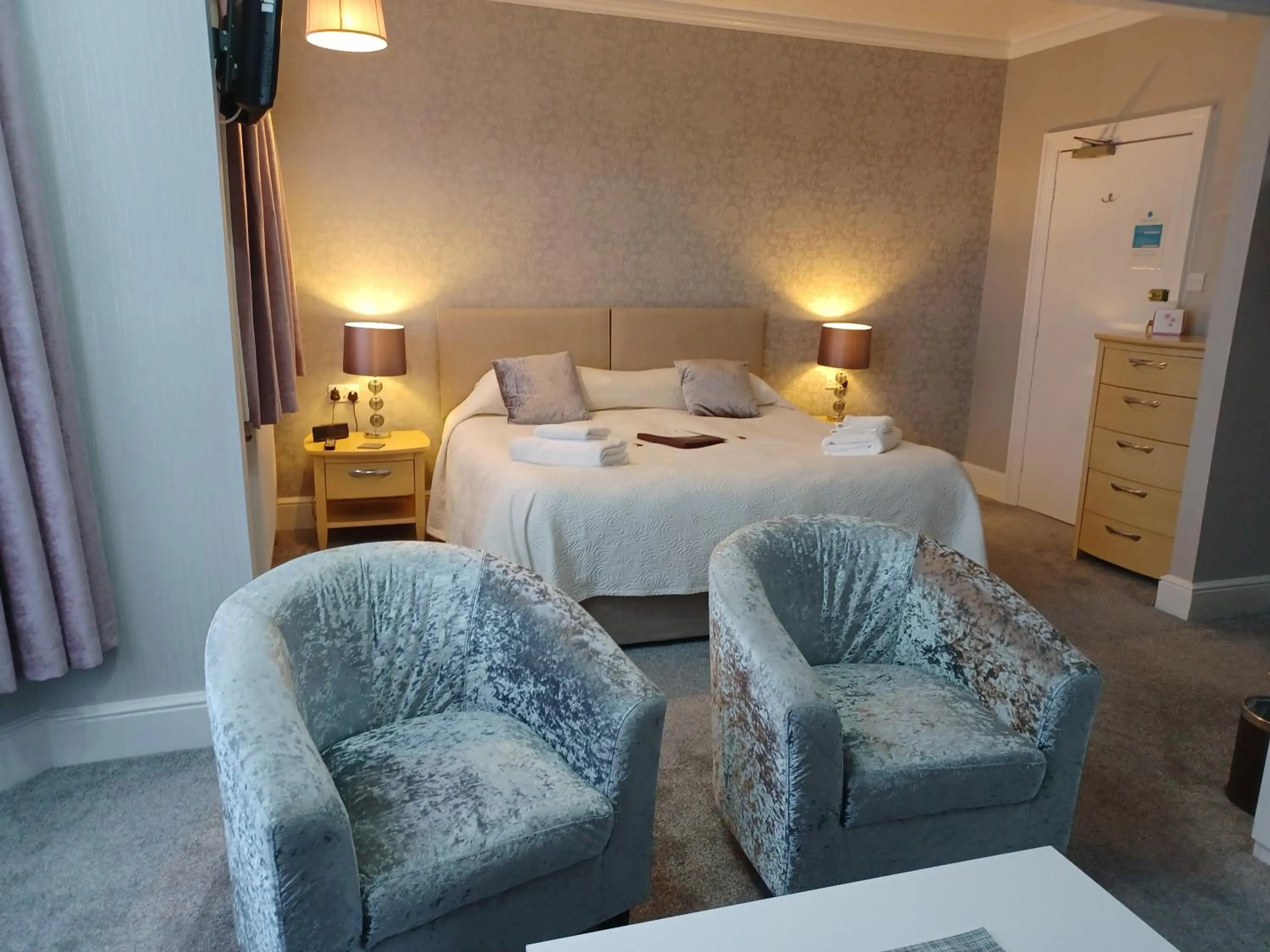 Photo of the whole room, Bed in Palm Court