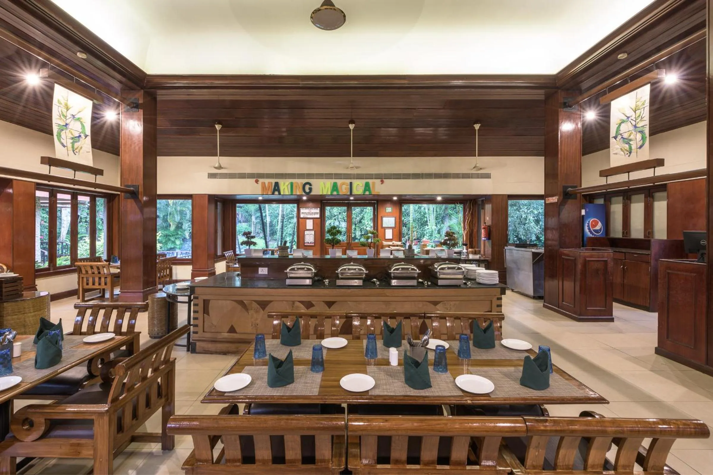 Restaurant/places to eat in Club Mahindra Thekkady