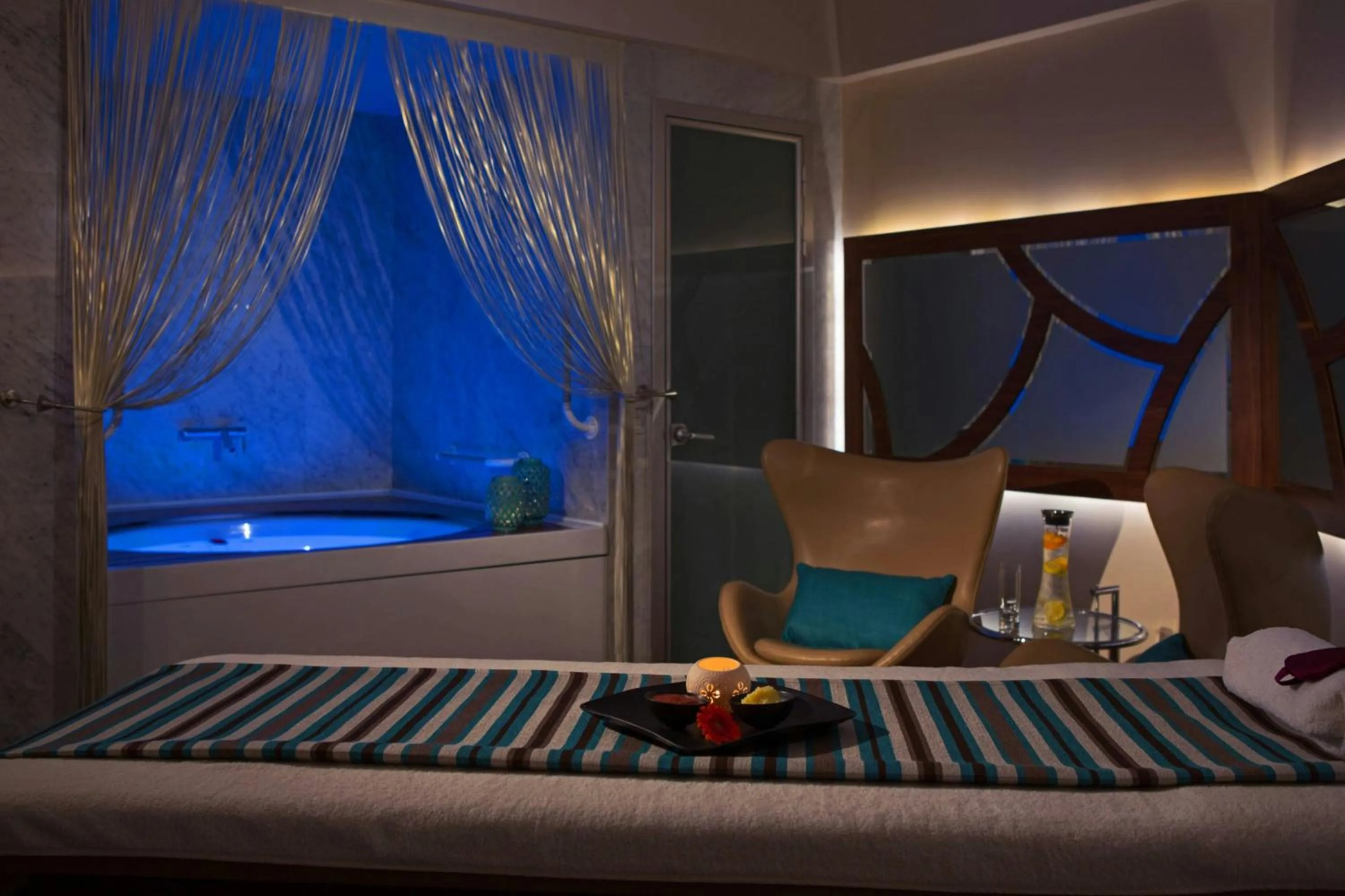 Spa and wellness centre/facilities, Bed in Renaissance Izmir Hotel