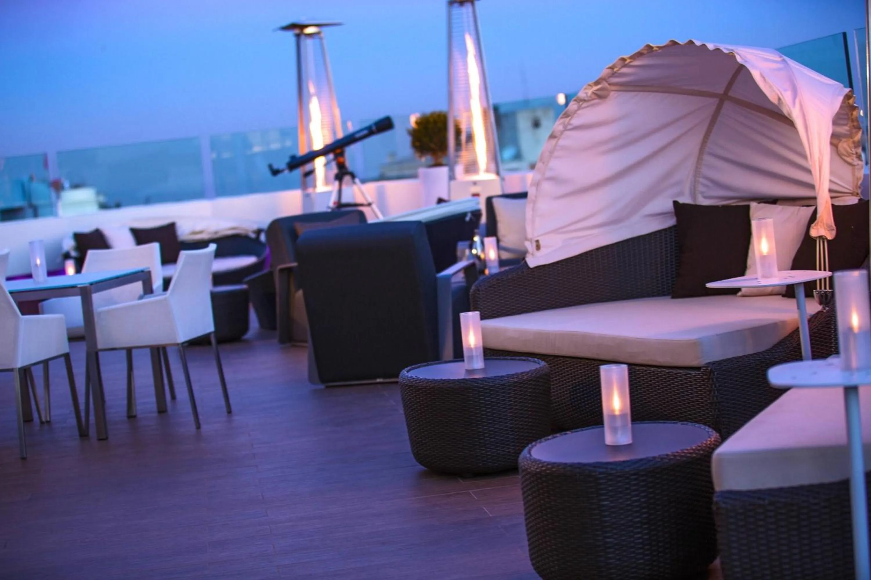 Lounge or bar in Renaissance Izmir Hotel