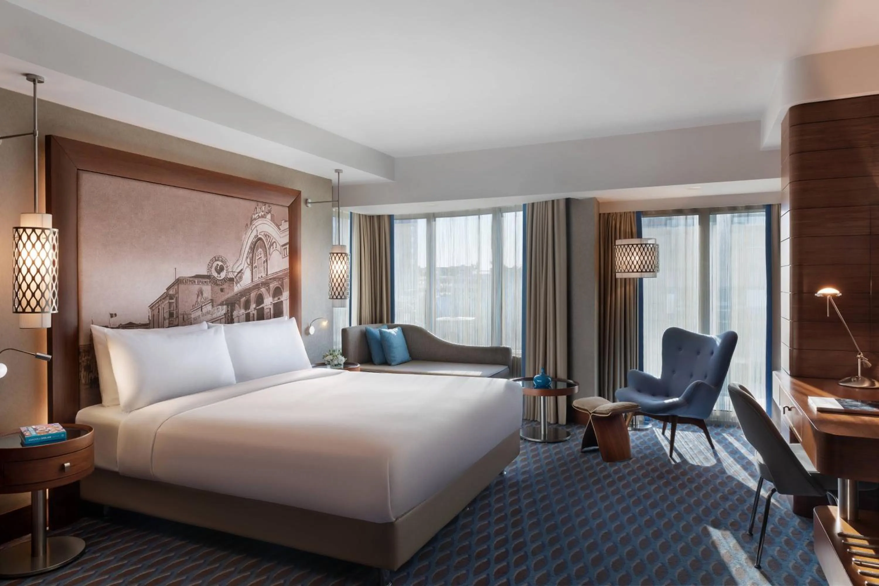 Photo of the whole room, Bed in Renaissance Izmir Hotel