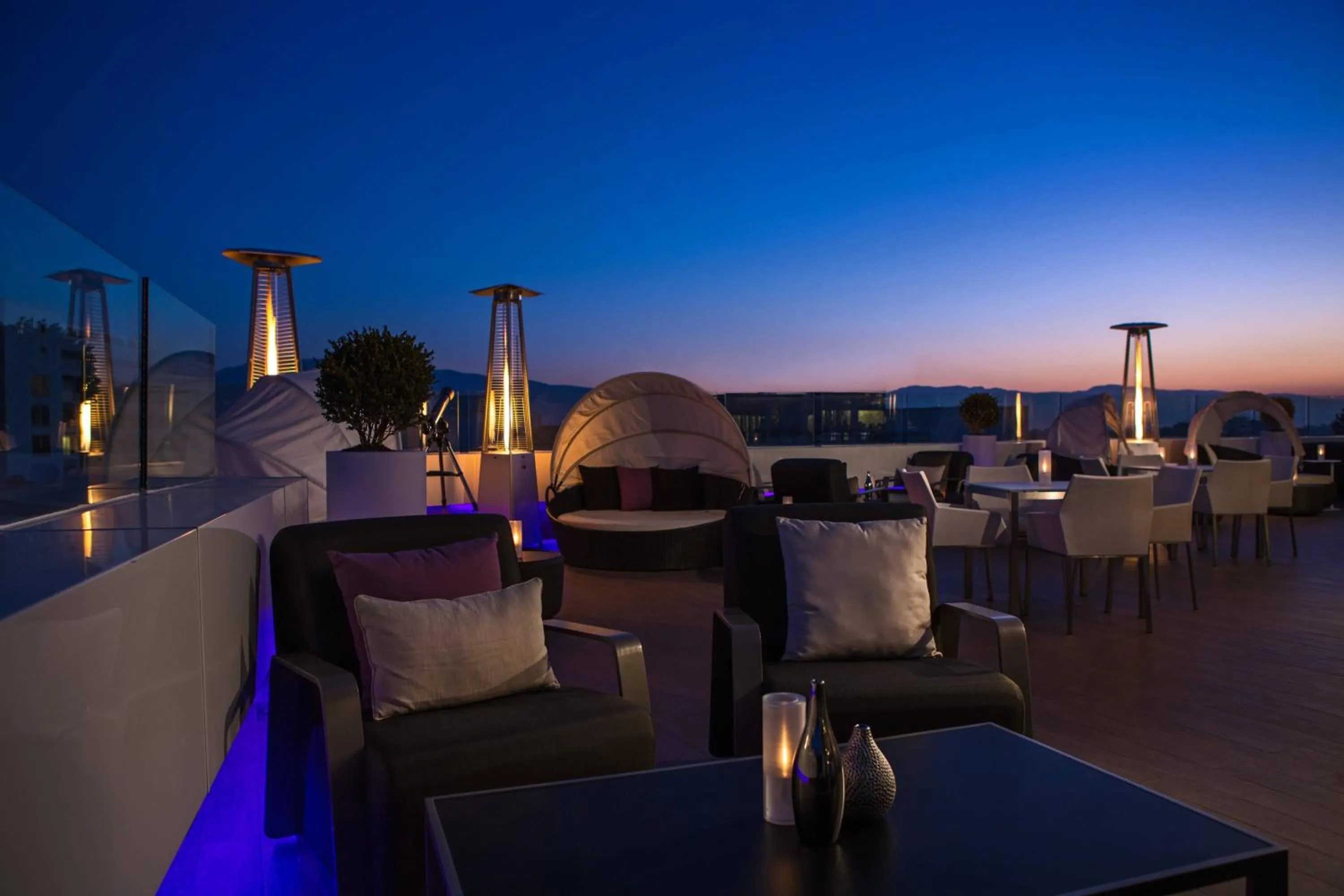 Lounge or bar in Renaissance Izmir Hotel