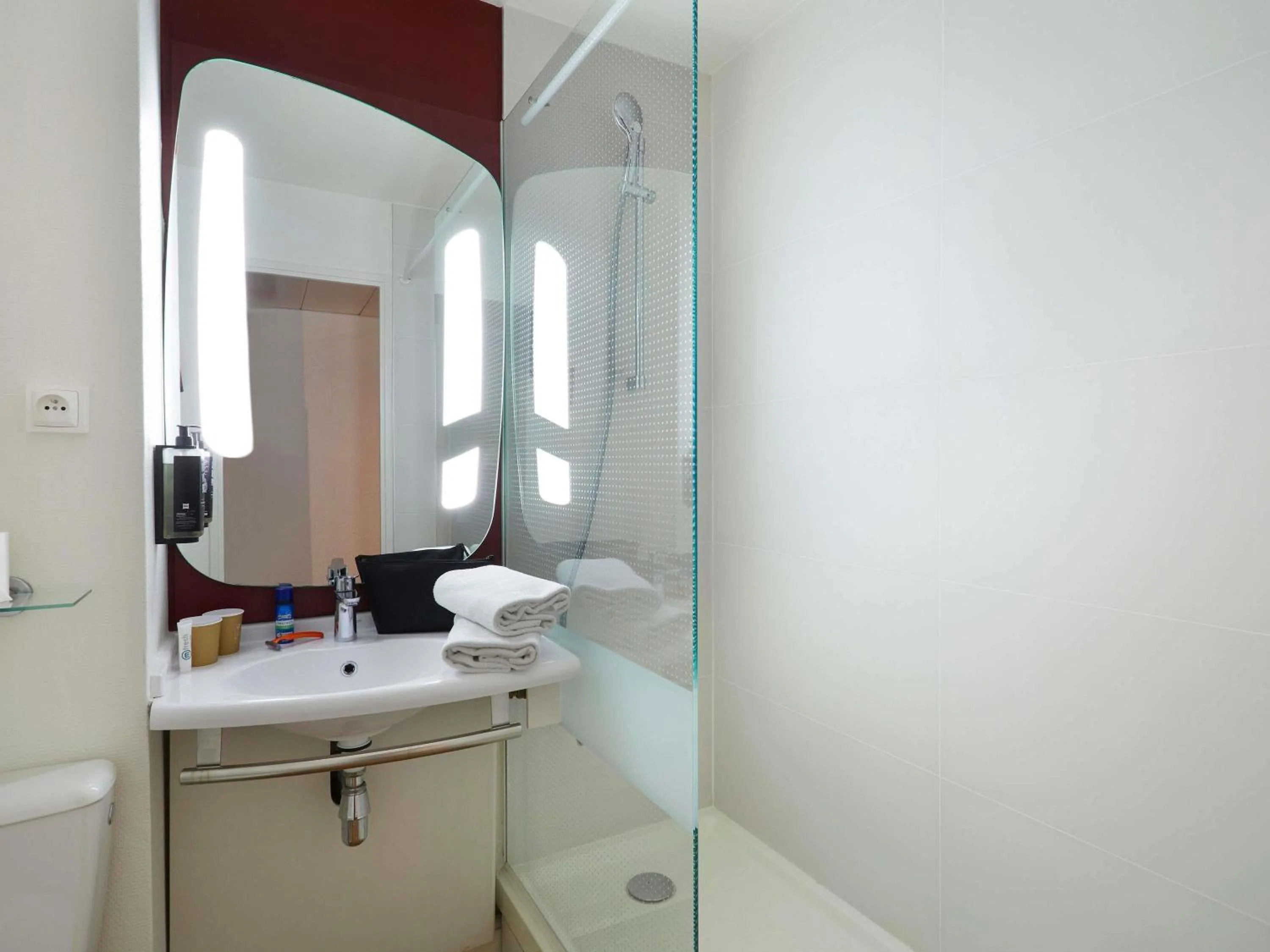 Bedroom in Ibis Sallanches Porte du MontBlanc