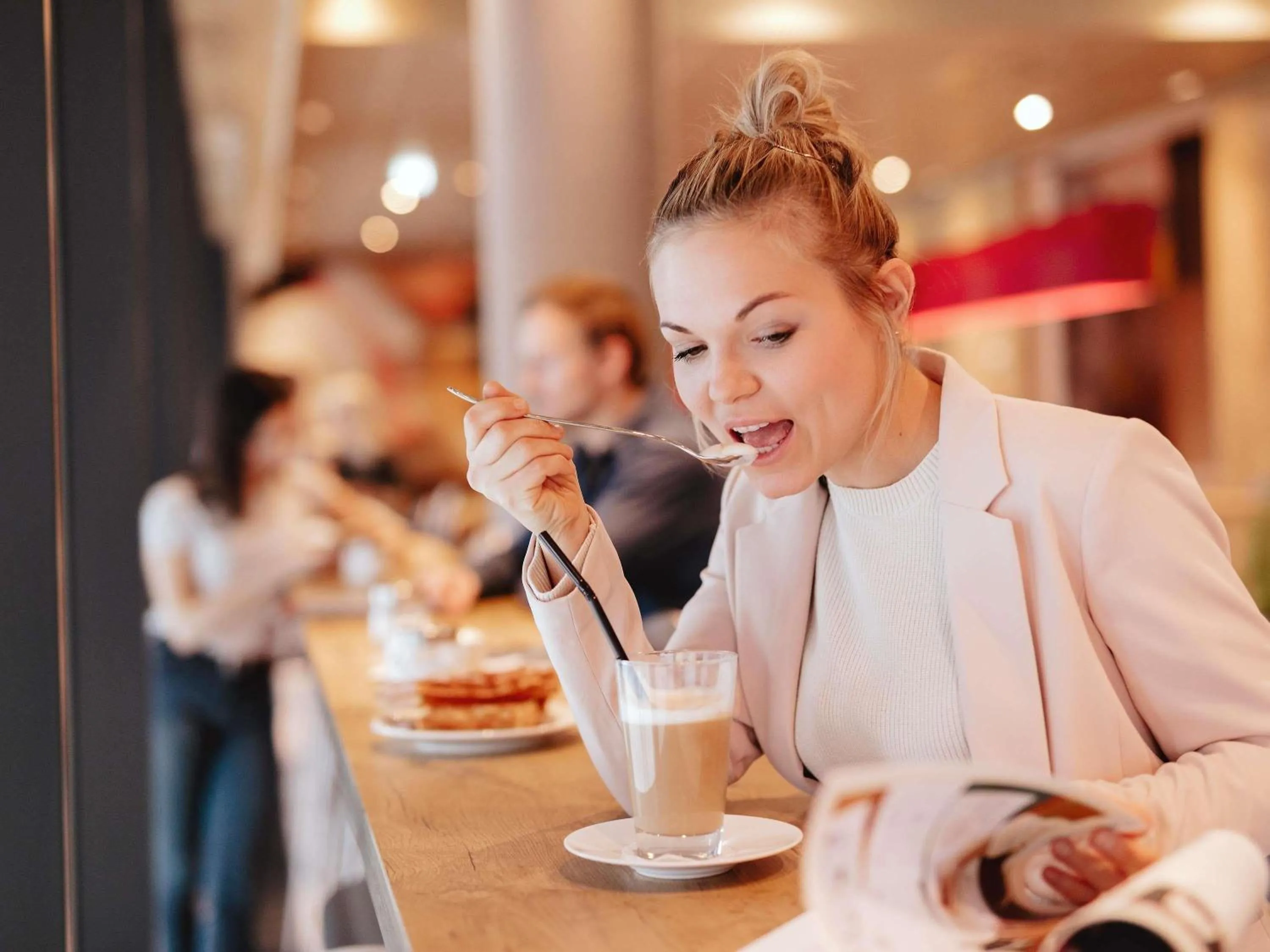 Lounge or bar in Ibis Sallanches Porte du MontBlanc