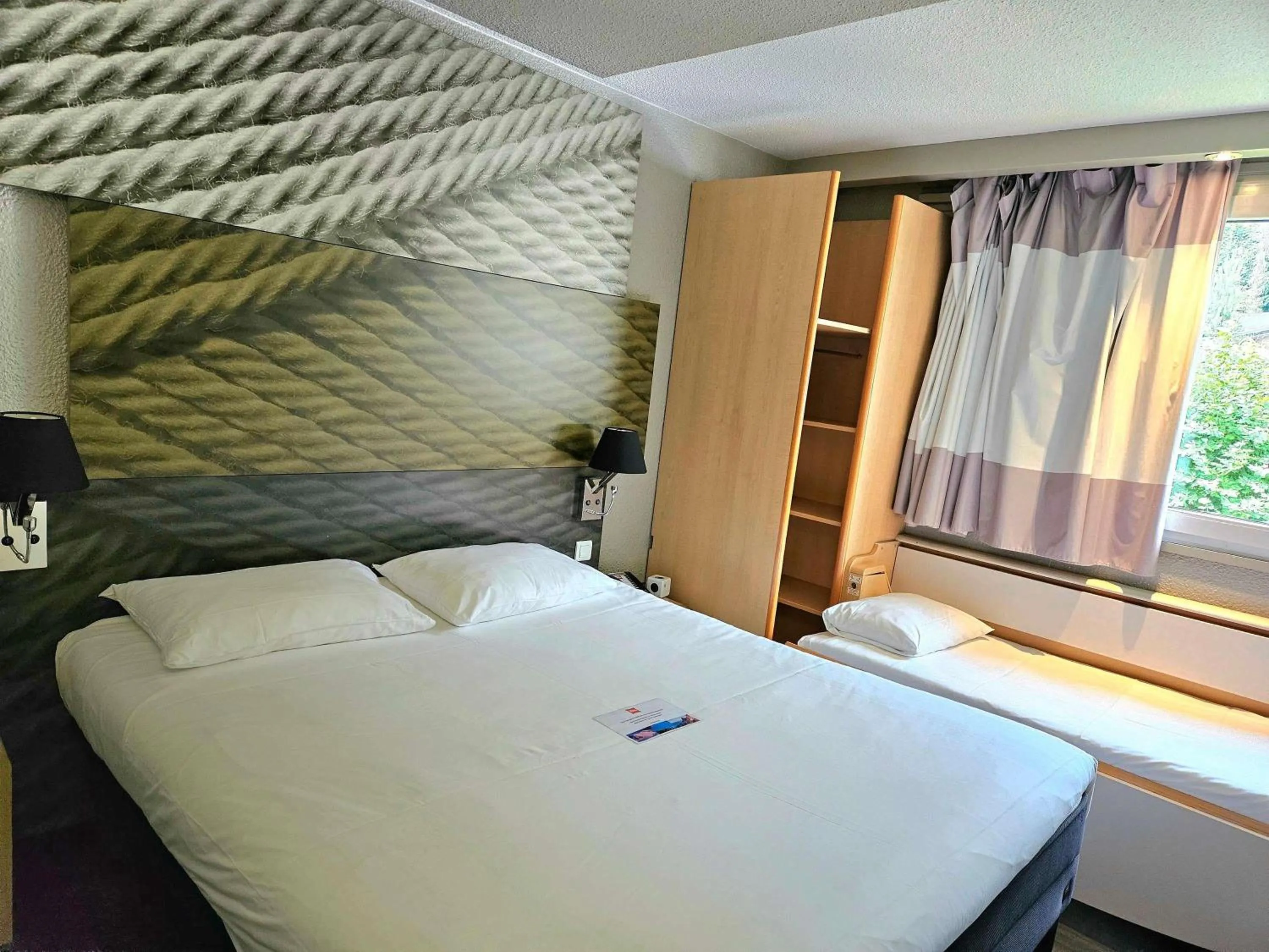 Bedroom, Bed in Ibis Sallanches Porte du MontBlanc