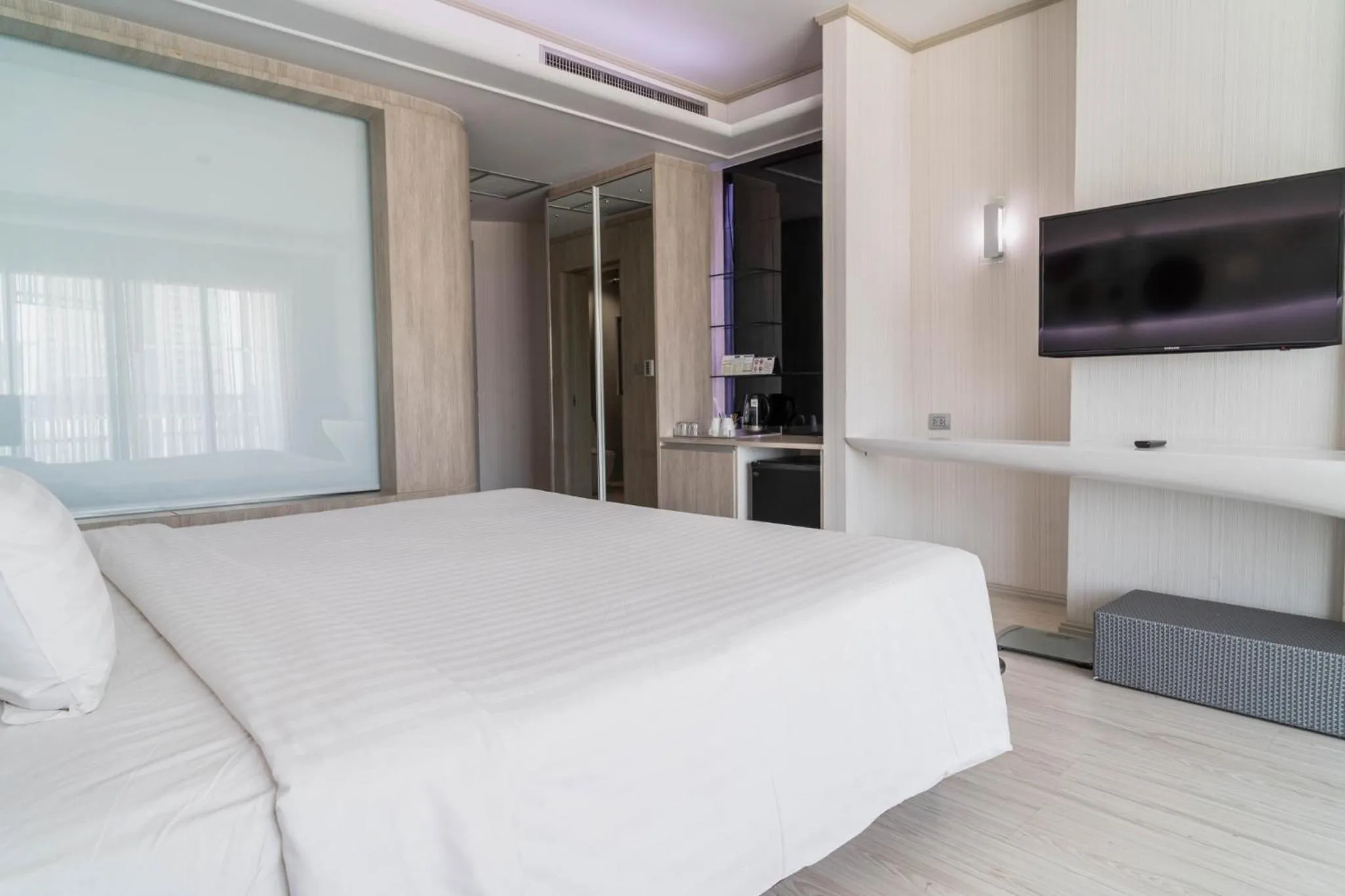 Bedroom, Bed in Pattaya Discovery Beach Hotel - SHA Extra Plus