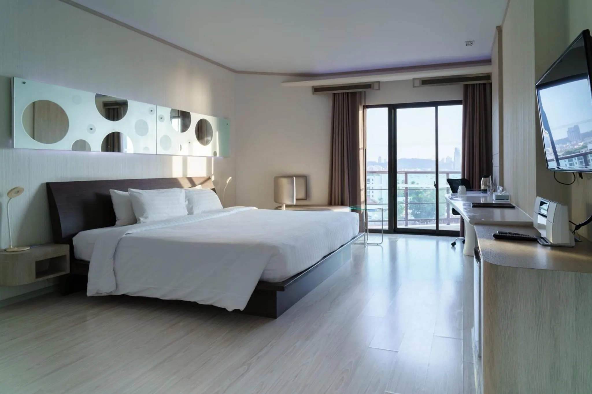 View (from property/room), Bed in Pattaya Discovery Beach Hotel - SHA Extra Plus