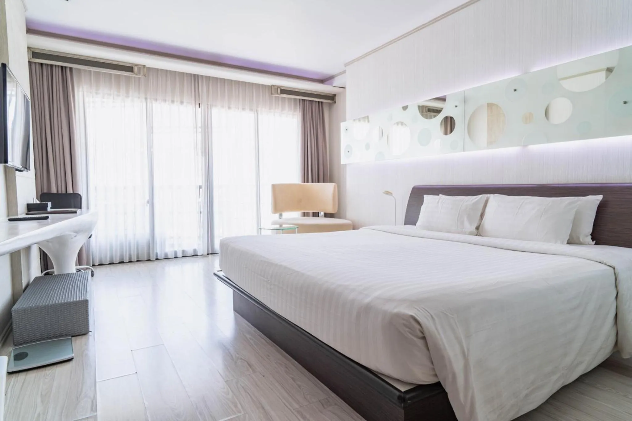 Bedroom, Bed in Pattaya Discovery Beach Hotel - SHA Extra Plus