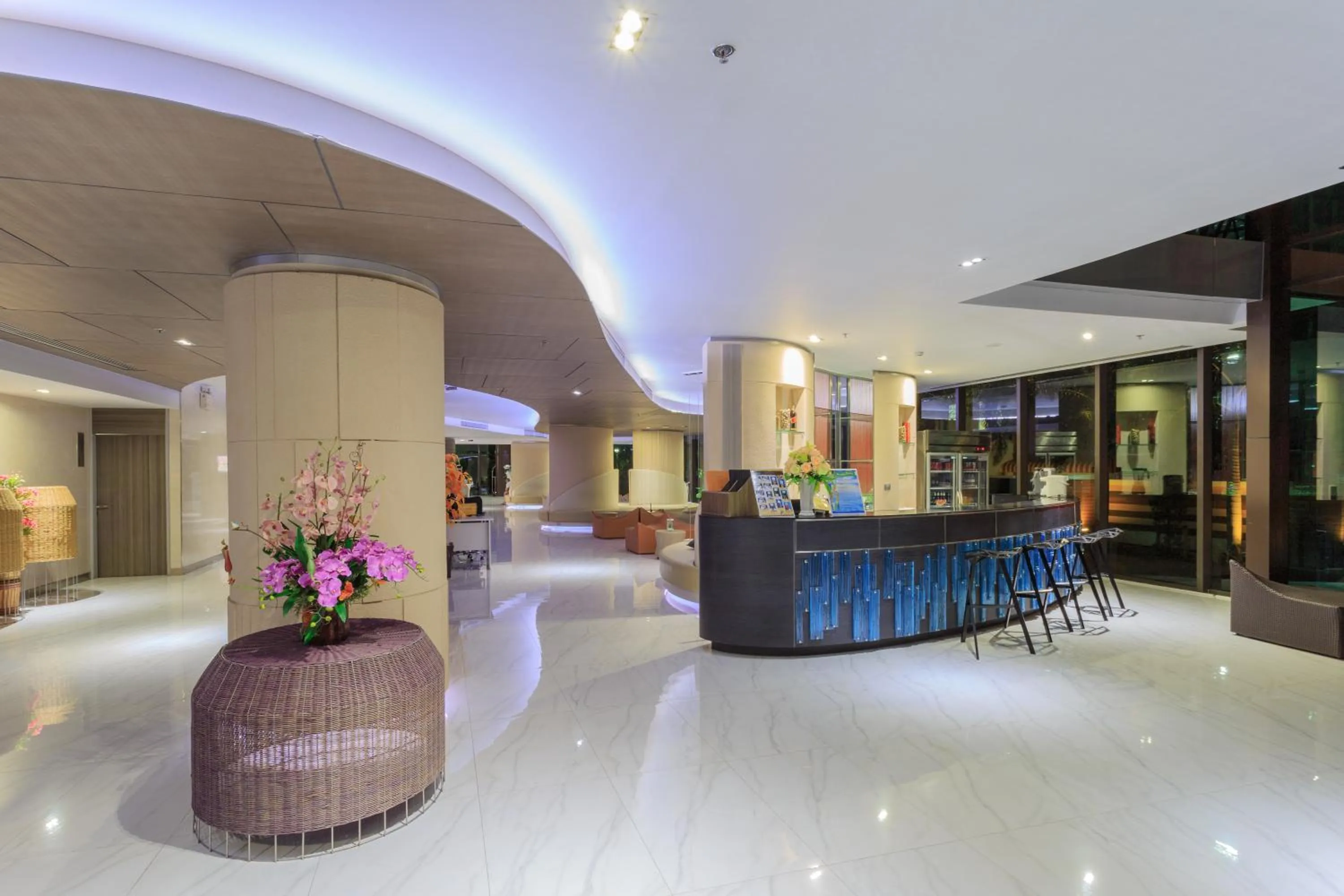 Lounge or bar in Pattaya Discovery Beach Hotel - SHA Extra Plus